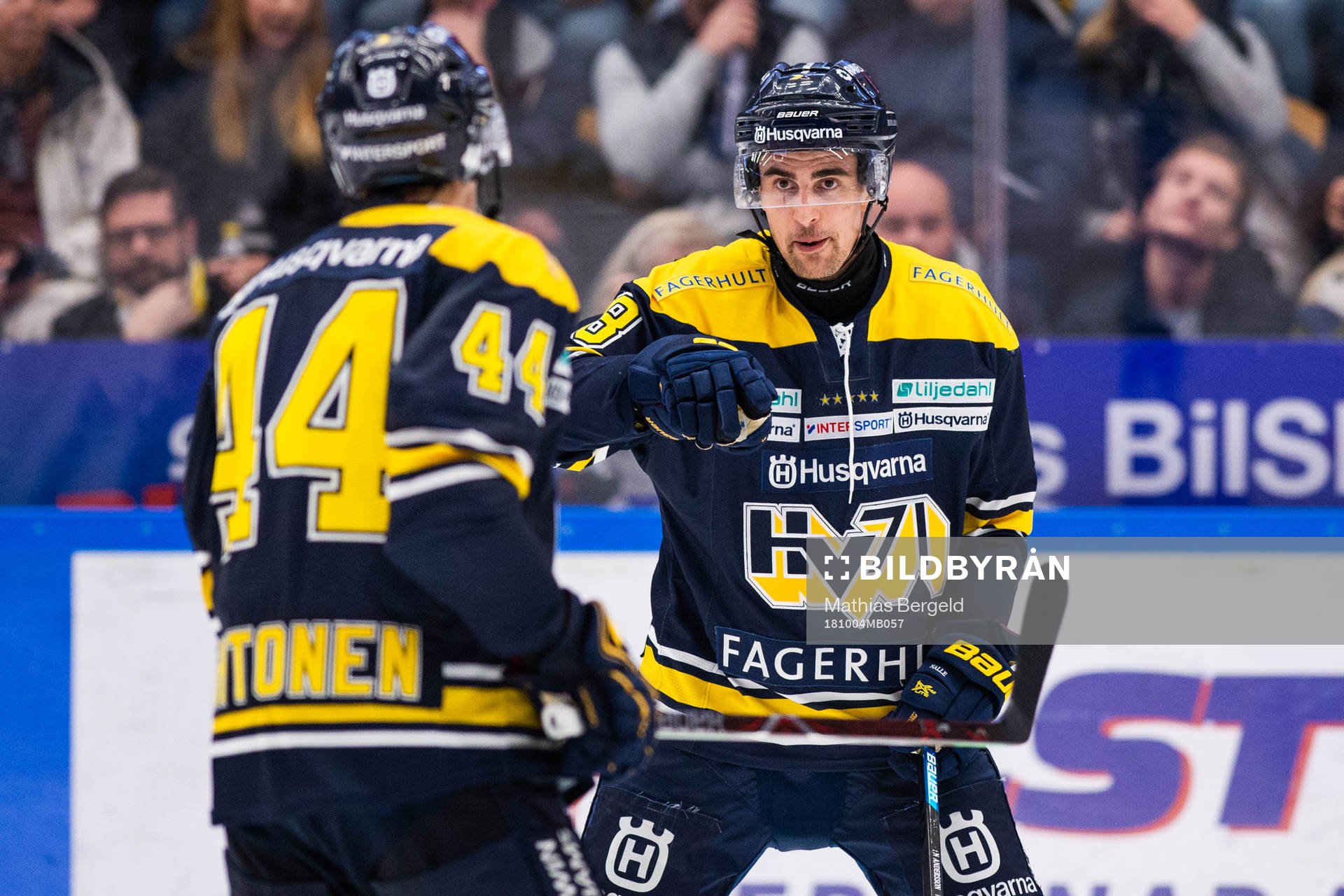 s Nils Andersson diskuterar med Mikko Lehtonen
