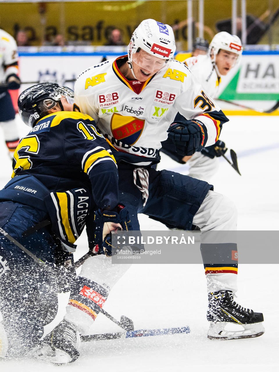 s Markus Ljungh tacklas av Djurgårdens Olle Alsing