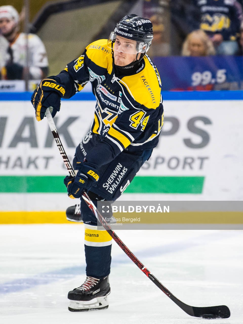 s Mikko Lehtonen med pucken