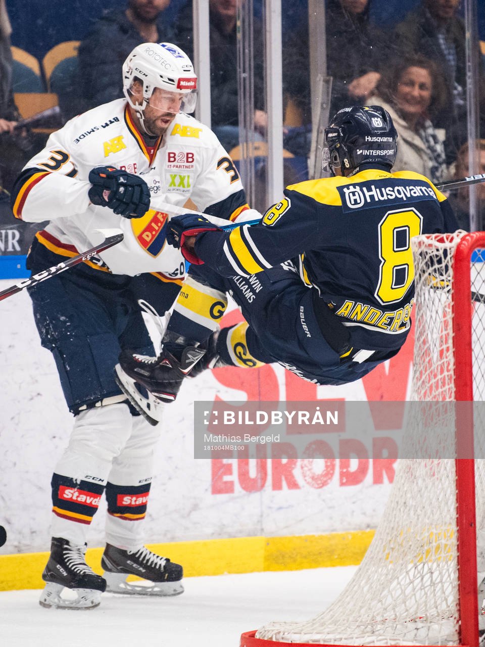 s Nils Andersson i kamp om pucken