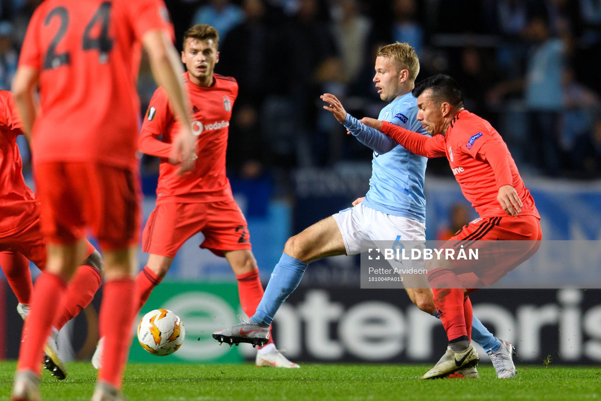 Oscar Lewicki of Malmö FF and Gary Alexis Medel Soto of