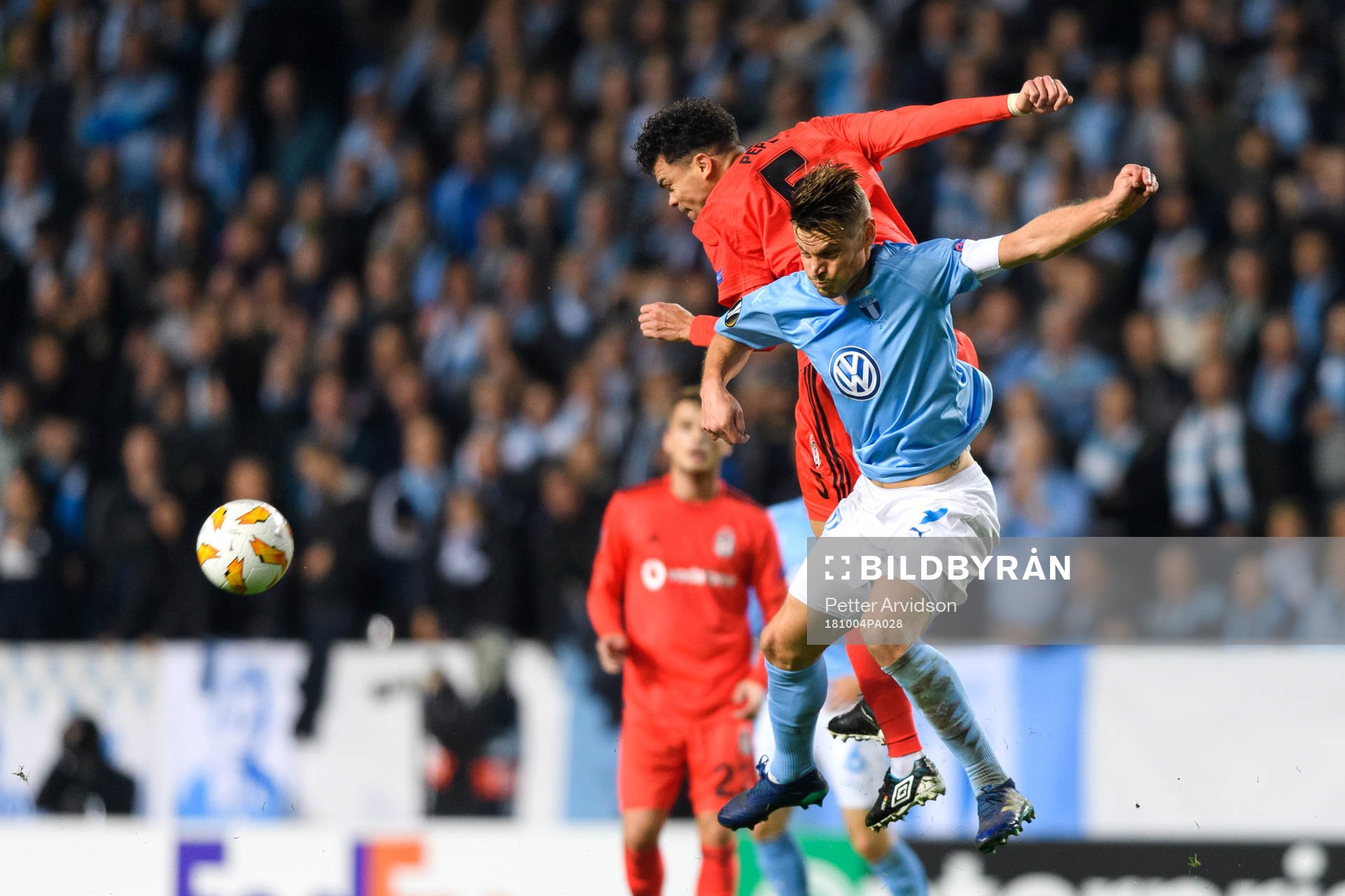 Markus Rosenberg of Malmö FF and Pepe of Besiktas during the Europa League group stage match between Malmö FF and Besiktas on October 4, 2018 in Malmö.