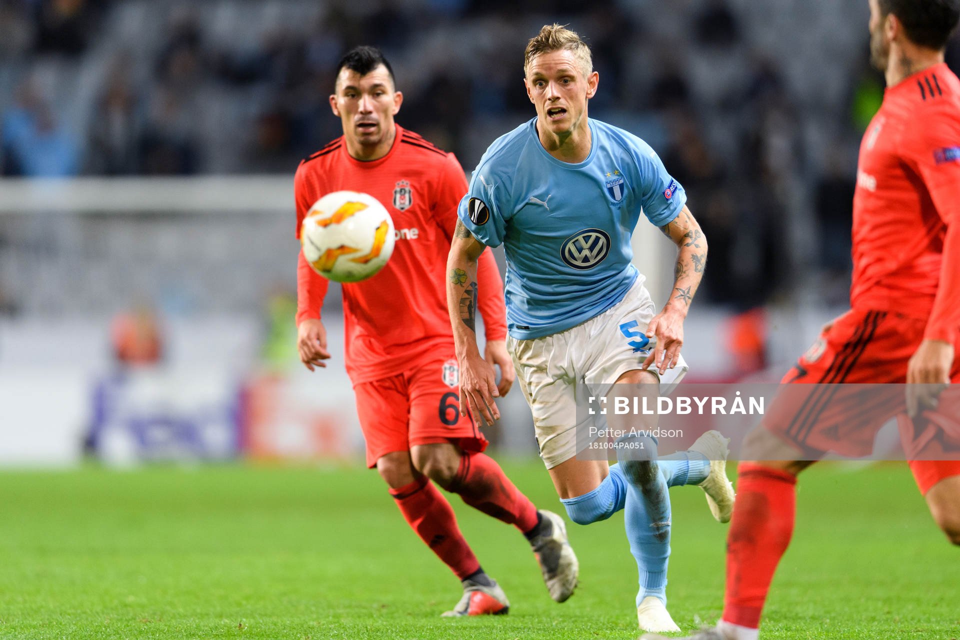 Gary Alexis Medel Soto of Besiktas and Sören Rieks of