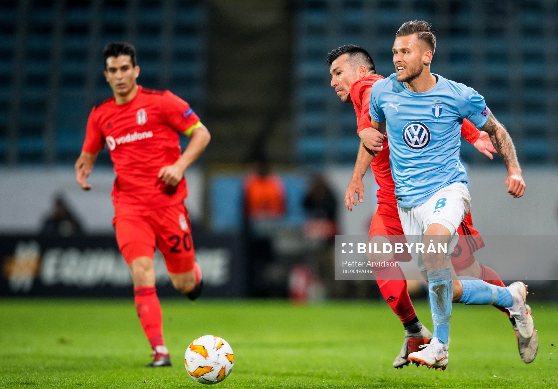 Arnór Ingvi Traustason of Malmö FF and Gary Alexis Medel