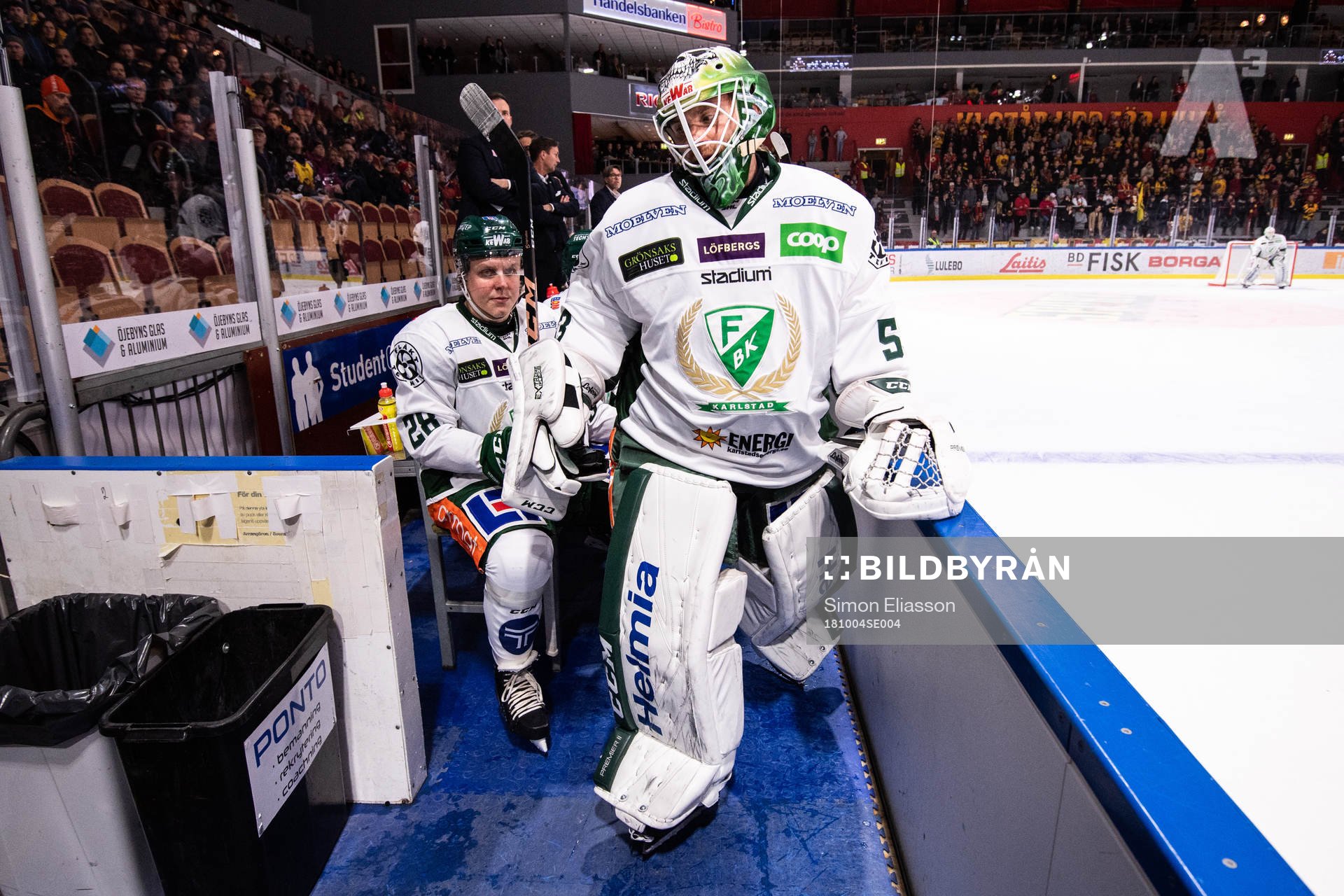 Färjestads målvakt Markus Svensson lämnar plan