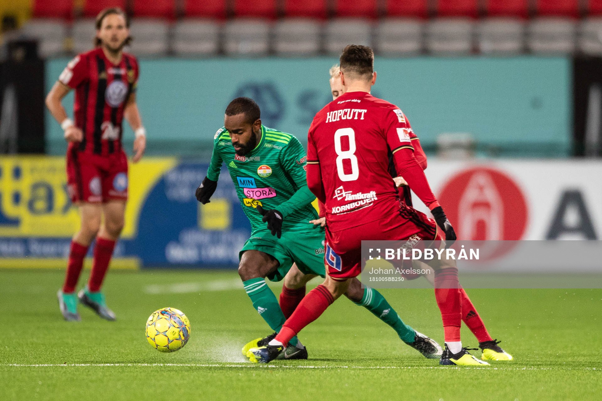 Dalkurds Ammar Ahmed i kamp med Östersunds Jamie Hopcutt under fotbollsmatchen i Allsvenskan mellan Östersund och Dalkurd den 5 Oktober 2018 i Östersund.