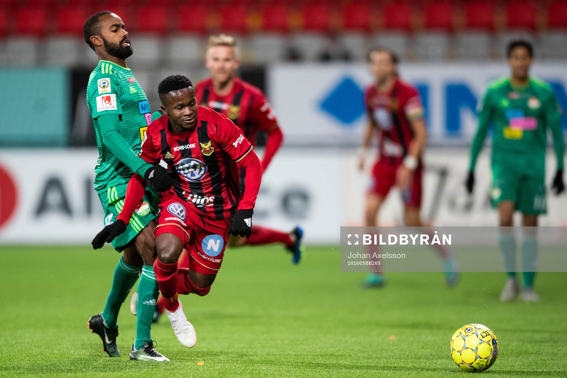 Dalkurds Ammar Ahmed i kamp med Östersunds Frank Arhin under fotbollsmatchen i Allsvenskan mellan Östersund och Dalkurd den 5 Oktober 2018 i Östersund.
