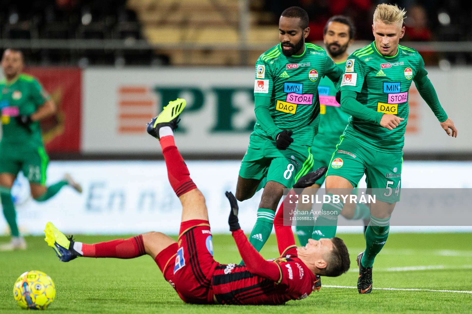 Östersunds Jamie Hopcutt faller