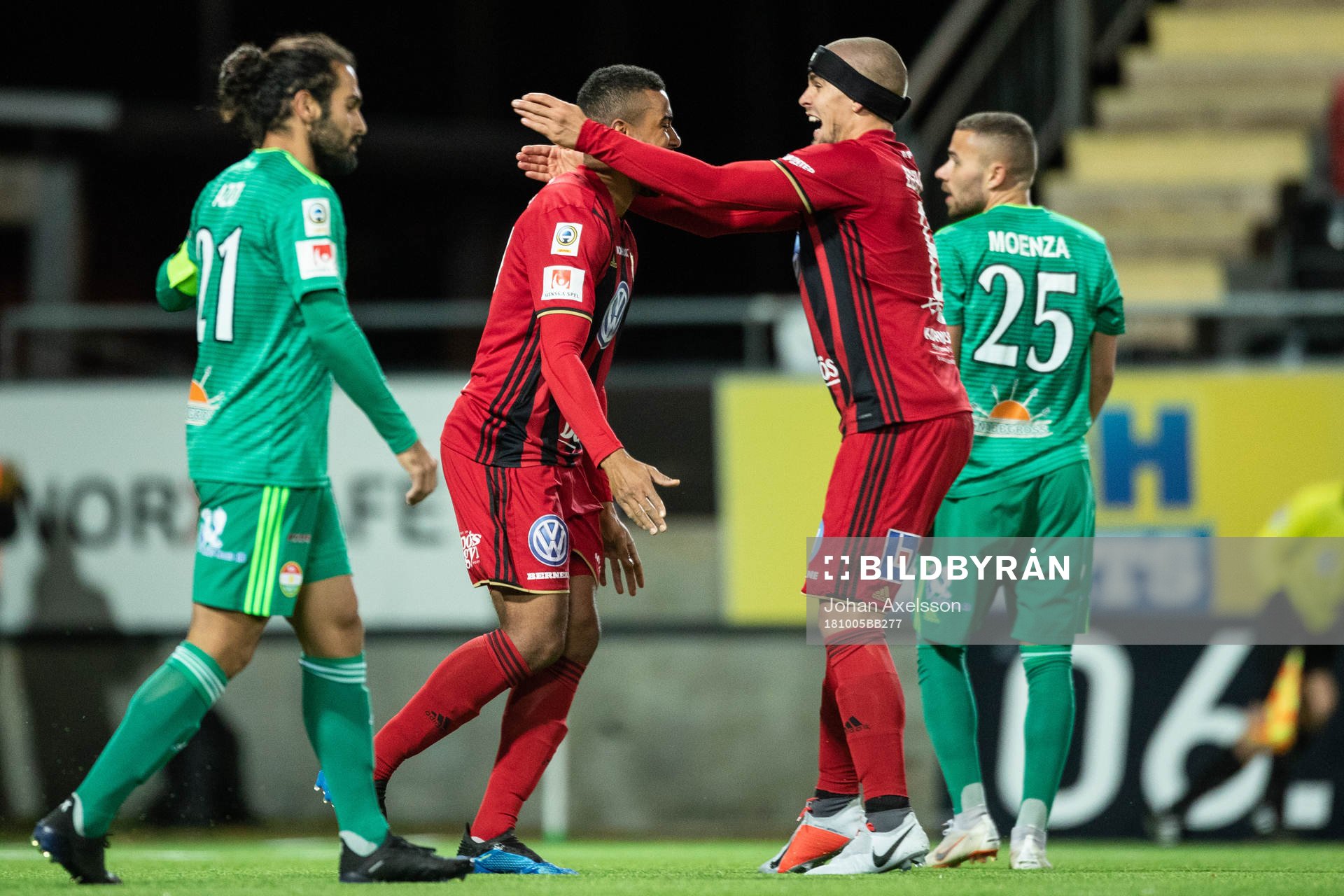 Östersunds Noah Sonko Sundberg jublar med Douglas Bergqvist