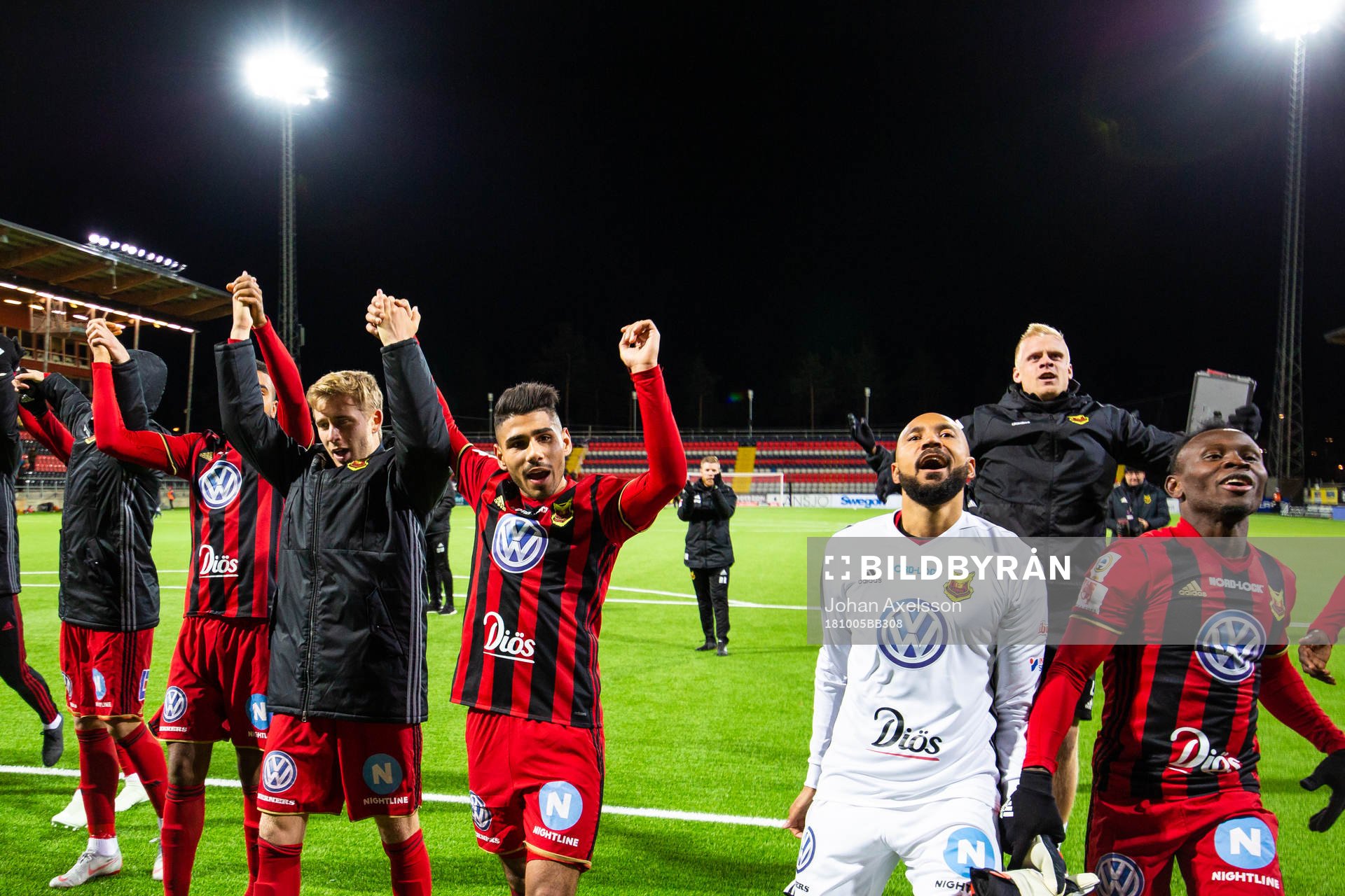 Östersunds Hosam Aiesh och målvakt Aly Keita jublar med