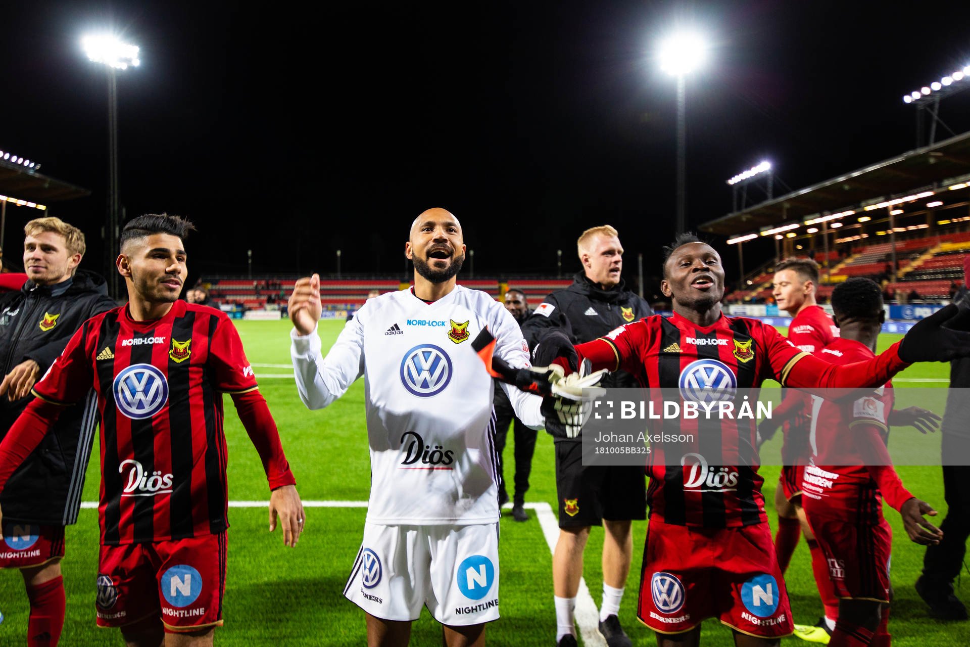 Östersunds målvakt Aly Keita  jublar med Hosam Aiesh  och