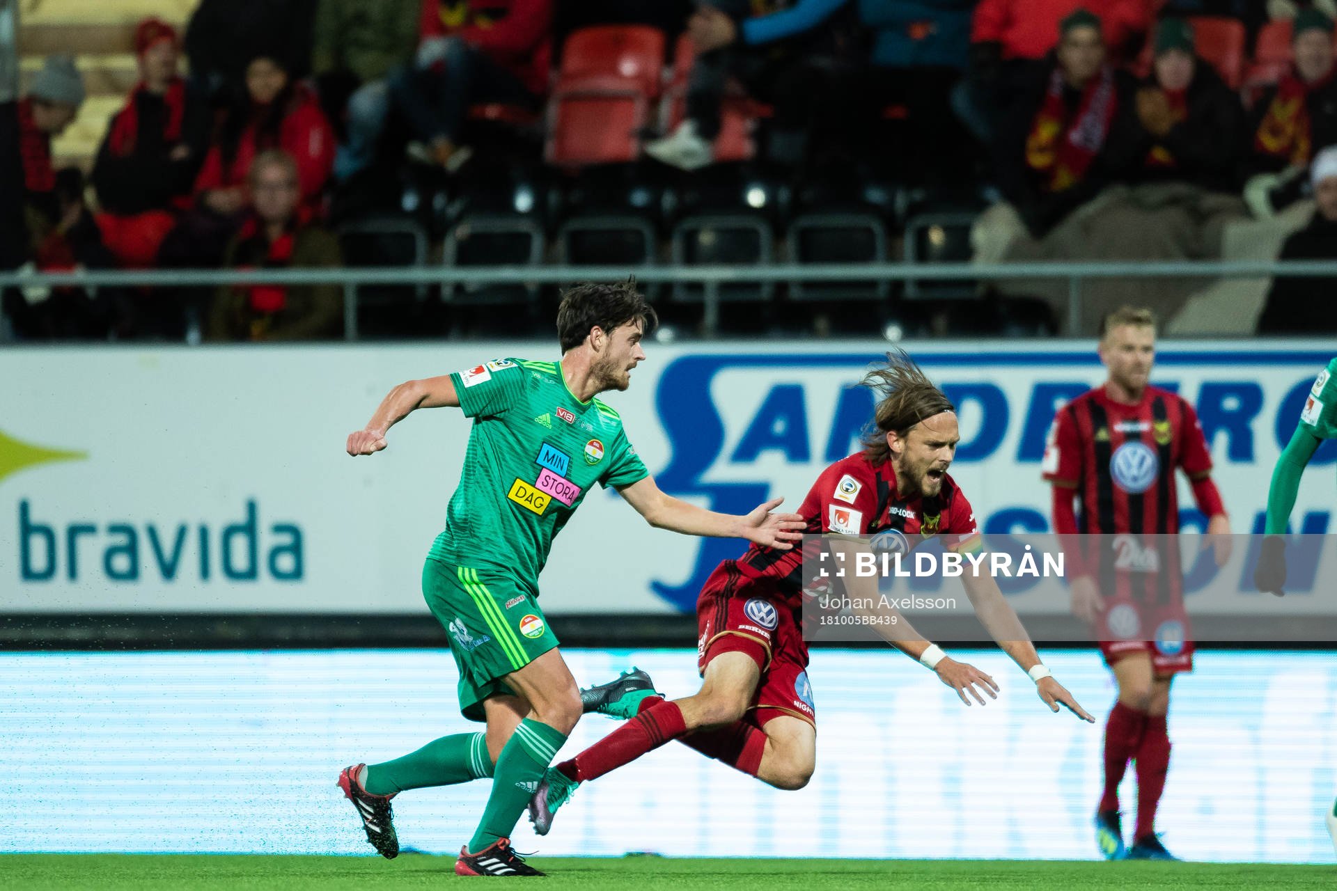 Östersunds Tom Pettersson i kamp med Dalkurds Robin Tranberg under fotbollsmatchen i Allsvenskan mellan Östersund och Dalkurd den 5 Oktober 2018 i Östersund.