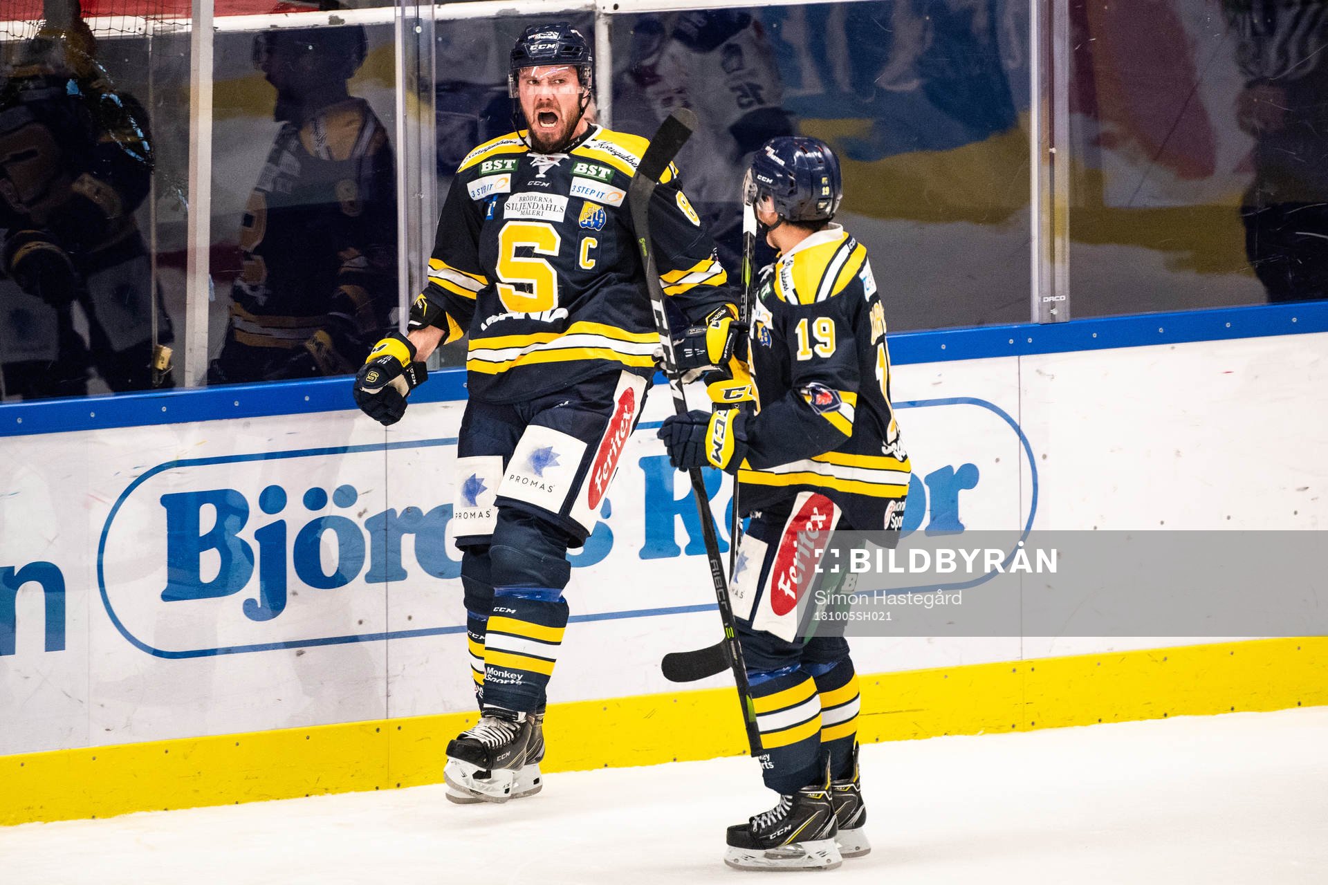 Södertäljes Nicklas Grossmann och Lucas Carlsson jublar