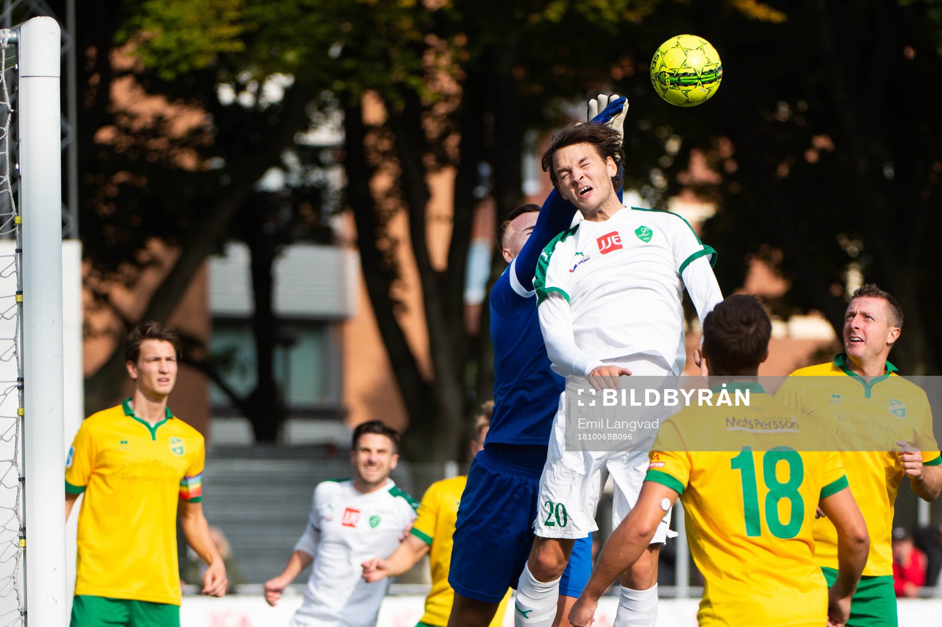Skabersjös Målvakt Måns Granqvist och Limhamns Lukas Isaksson under fotbollsmatchen i Division 5 mellan Limhamn och Skabersjö den 6 oktober 2018 i Malmö.
