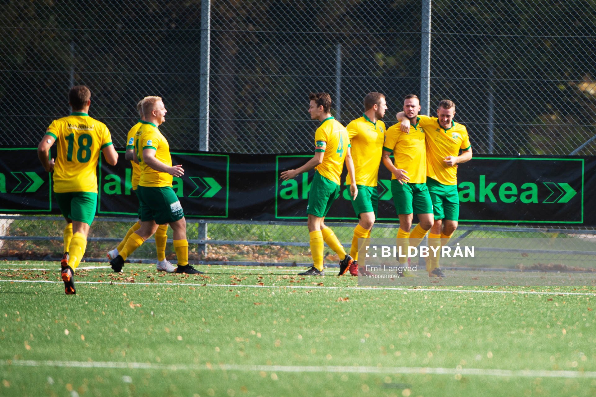 Skabersjös jublar efter mål under fotbollsmatchen i Division 5 mellan Limhamn och Skabersjö den 6 oktober 2018 i Malmö.