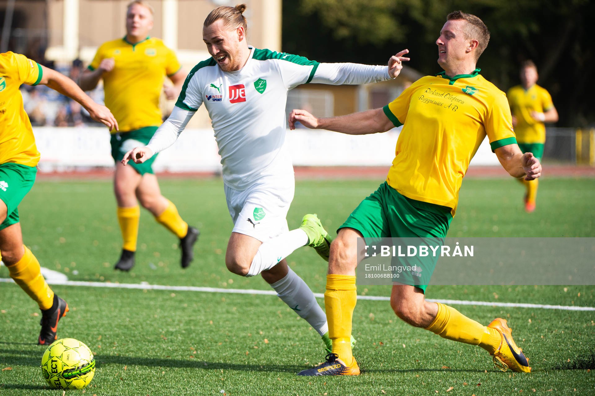 Limhamns Fredrik Tobias Lewicki och Skabersjös Patrik Althin under fotbollsmatchen i Division 5 mellan Limhamn och Skabersjö den 6 oktober 2018 i Malmö.