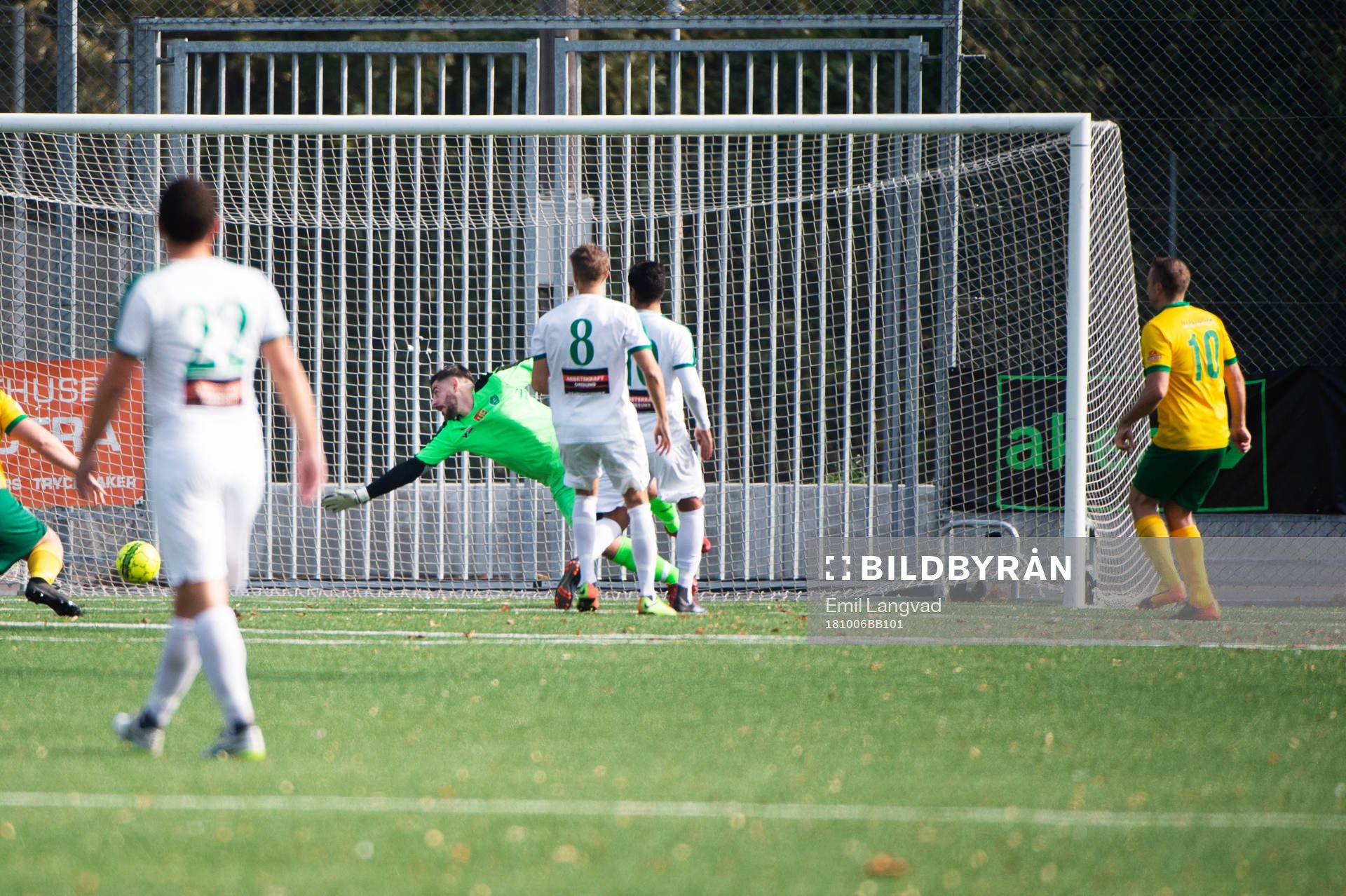 Skabersjös Patrik Althin gör mål (1-0) på Limhamns målvakt Dejan Malenovic under fotbollsmatchen i Division 5 mellan Limhamn och Skabersjö den 6 oktober 2018 i Malmö.