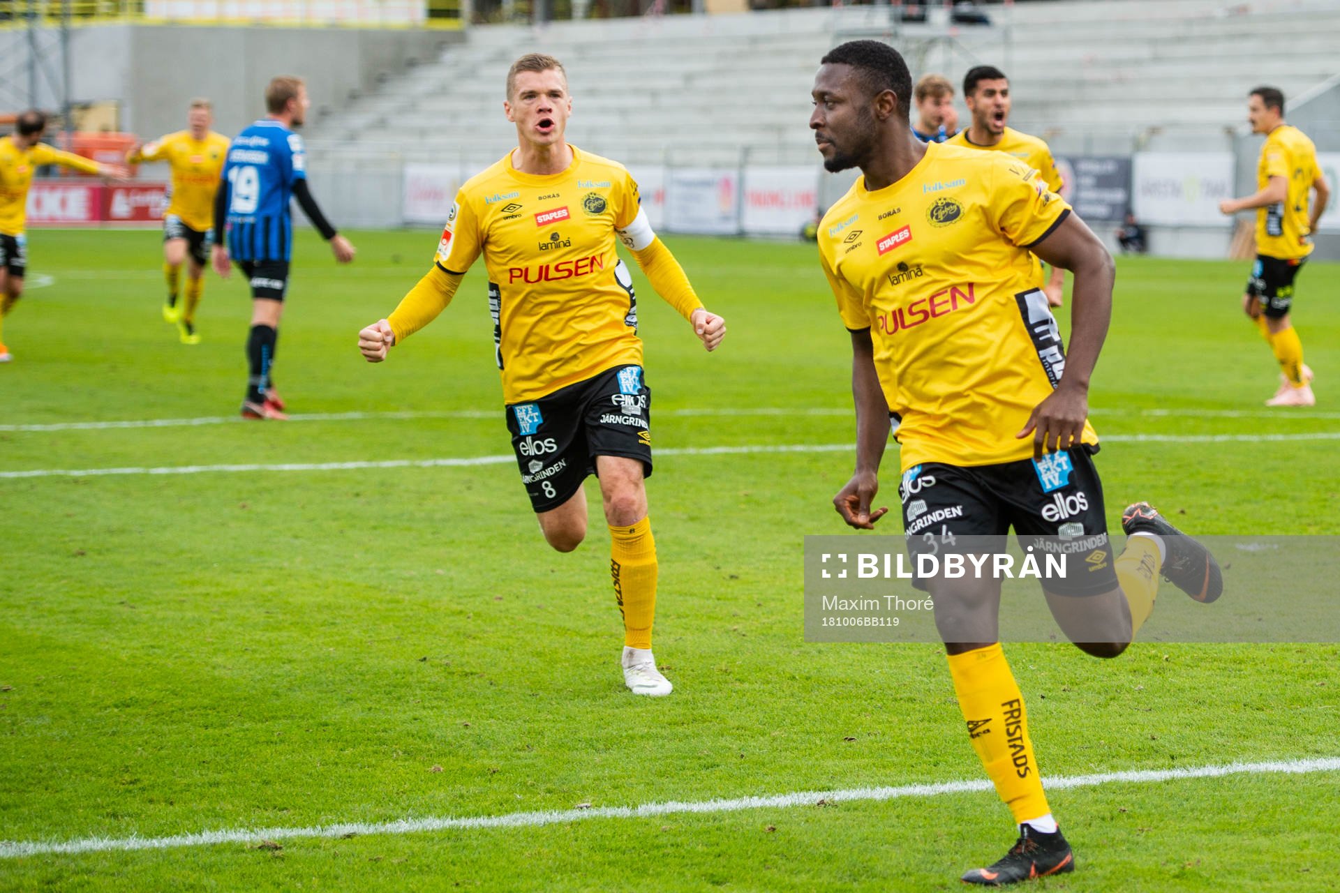 Elfsborgs Chinedu Obasi och Samuel Holmén jublar