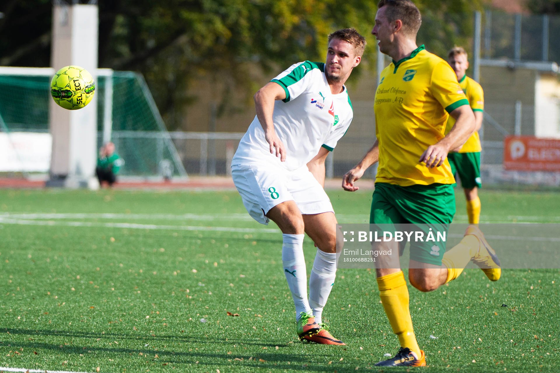 Limhamns Andreas Persson och Skabersjös Patrik Althin under fotbollsmatchen i Division 5 mellan Limhamn och Skabersjö den 6 oktober 2018 i Malmö.