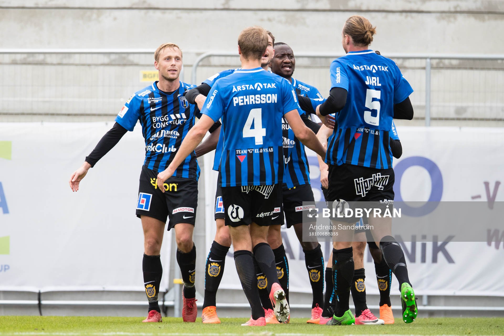 Sirius Christer Gustafsson (v) gör 2-2 och jublar med