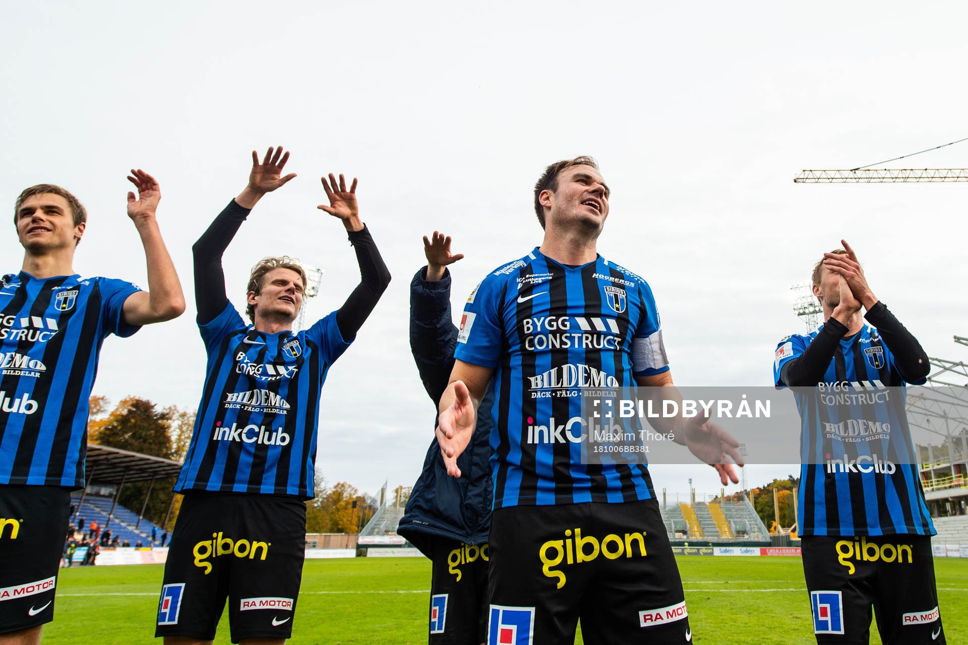 Sirius Niklas Busch Thor med lagkamrater jublar