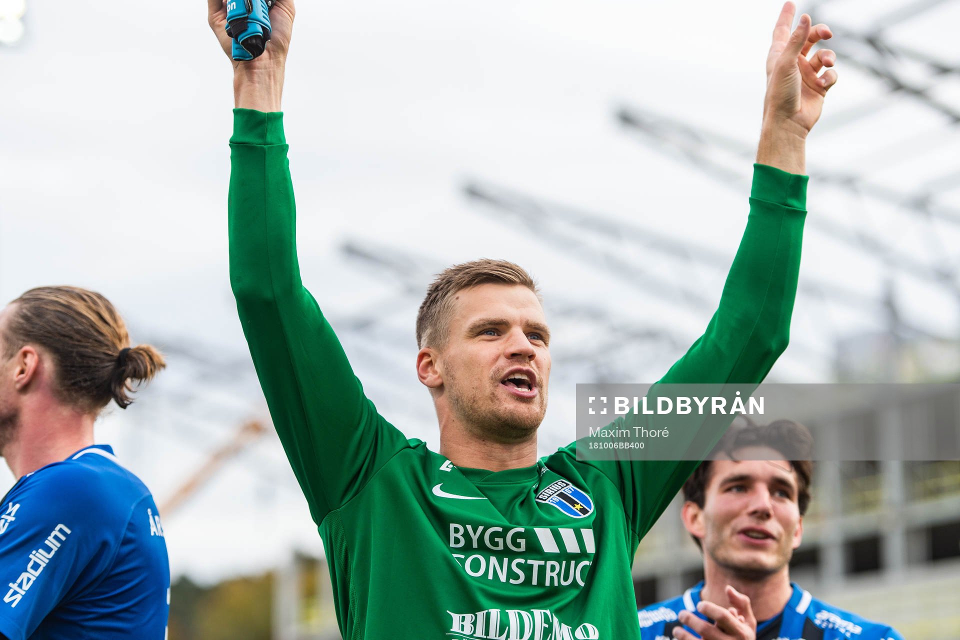 Sirius målvakt Lukas Jonsson jublar