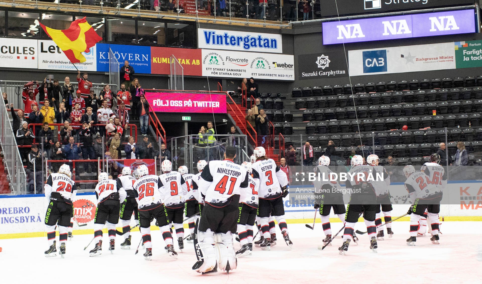 Malmö Redhawks spelare jublar och tackar supportrarna