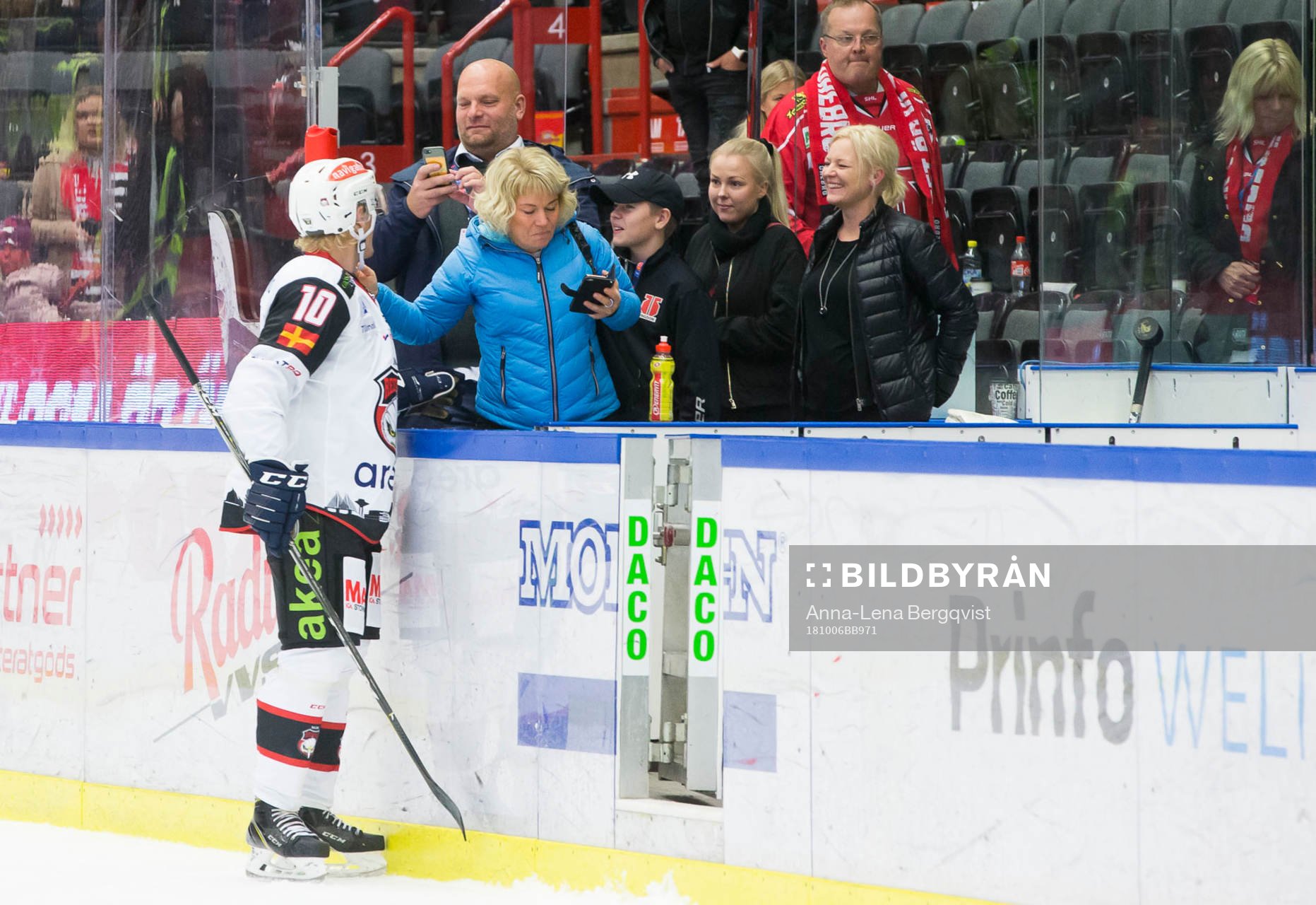 6 Malmö Redhawks Albin Johansson uppvaktas