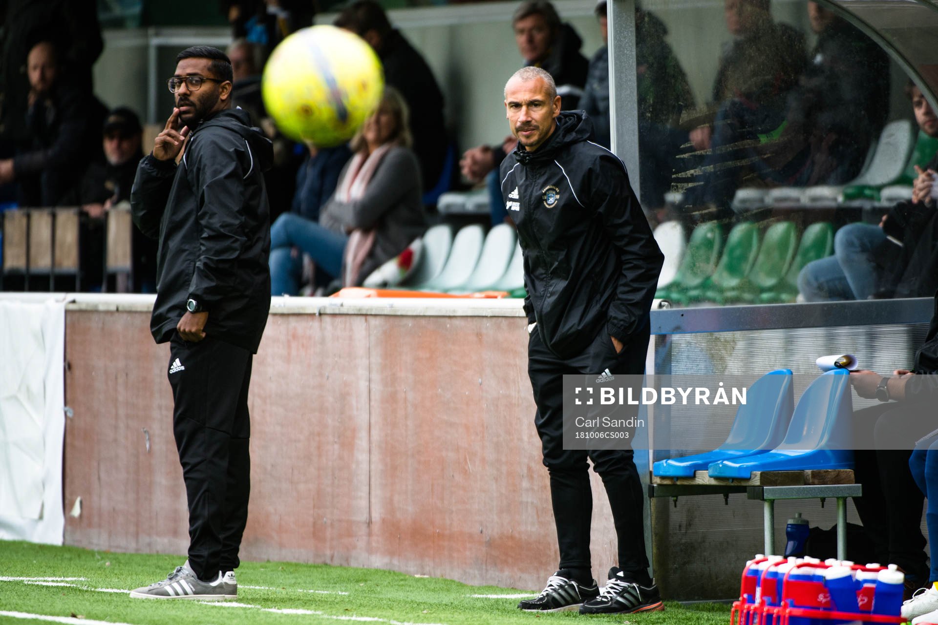 Ängelholms tränare Alexander Tengryd och Henrik Larsson under fotbollsmatchen i division 1 mellan Utsikten och Ängelholm den 6 oktober 2018 i Göteborg.