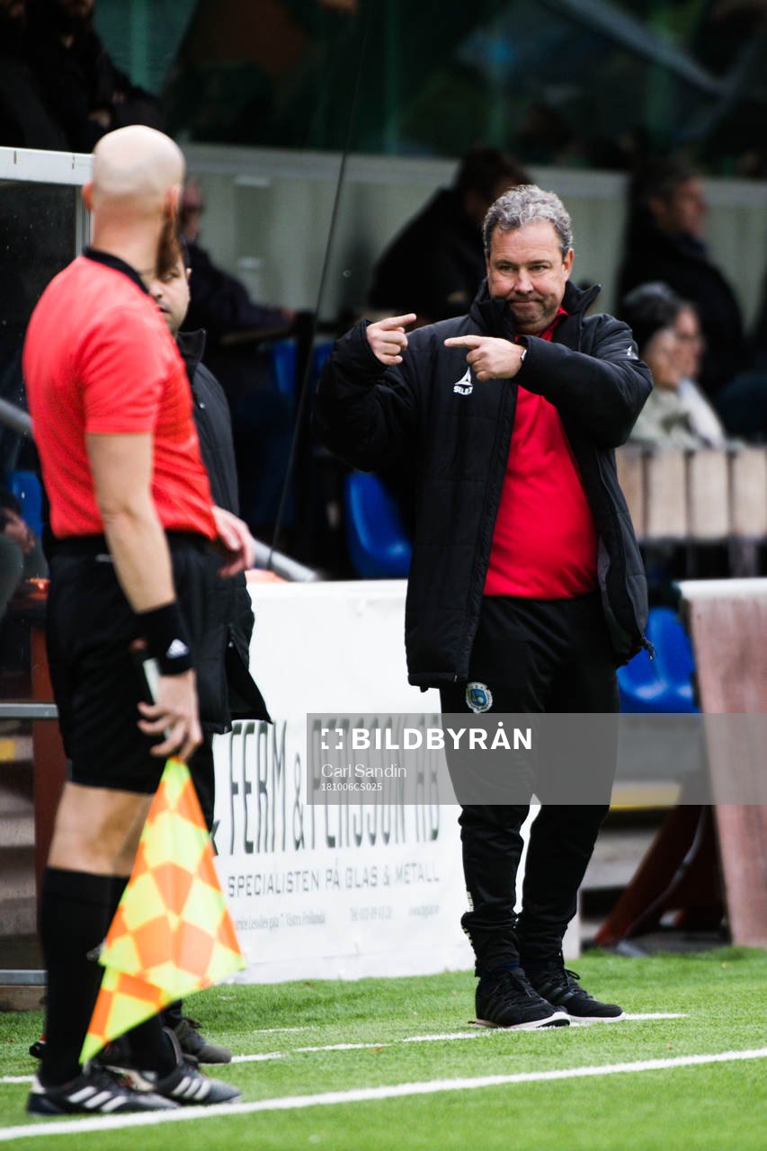  Utsiktens tränare Stefan Rehn under fotbollsmatchen i division 1 mellan Utsikten och Ängelholm den 6 oktober 2018 i Göteborg.