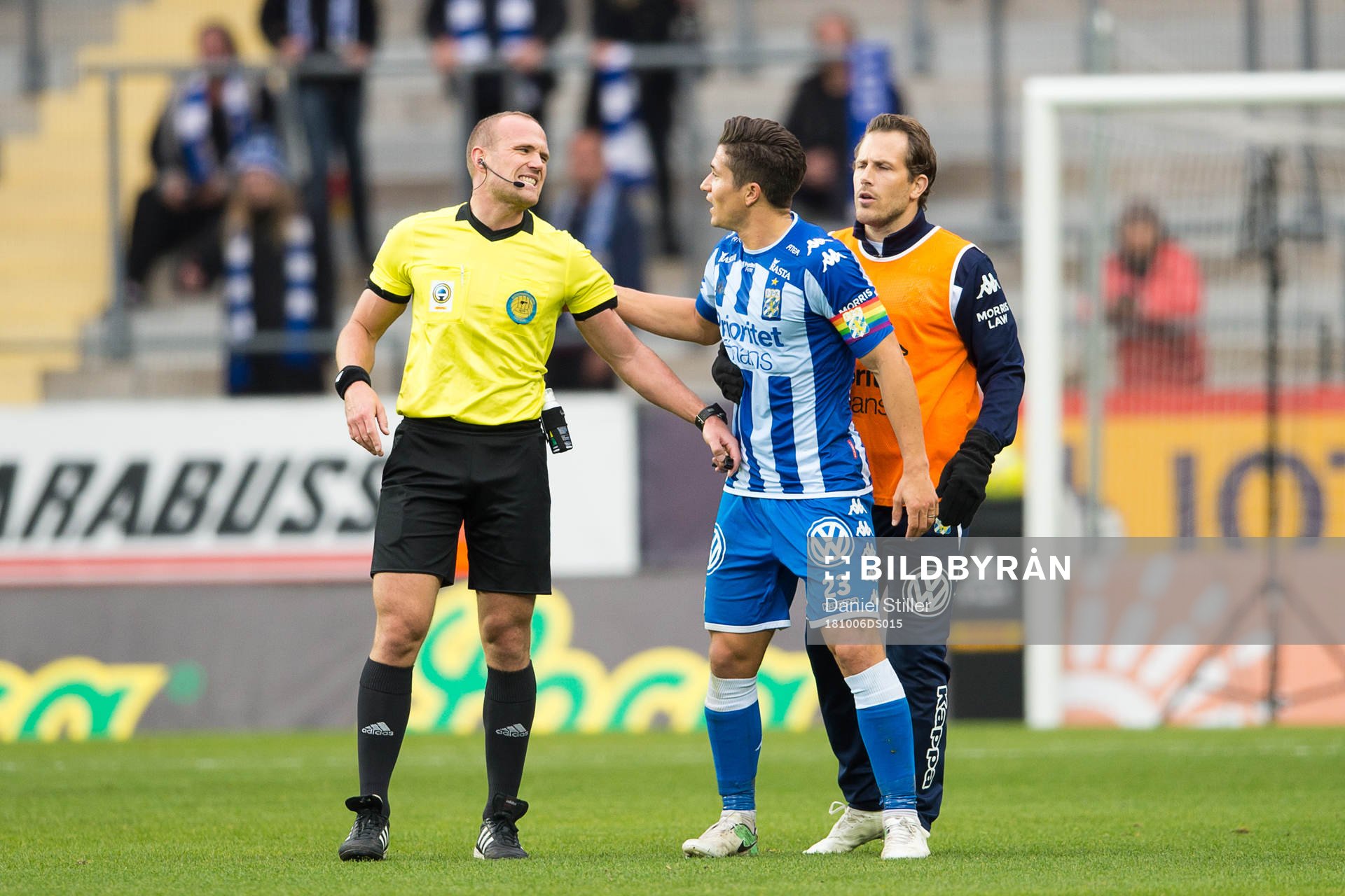 IFK Göteborgs David Boo Wiklander snackar med domare