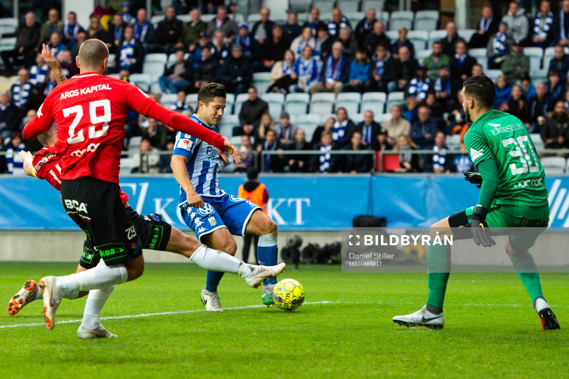 IFK Göteborgs David Boo Wiklander med målchans framför Trelleborgs Jasmin Sudic och målvakt Marko Johansson under fotbollsmatchen i Allsvenskan mellan IFK Göteborg och Trelleborg den 6 oktober 2018 i Göteborg.