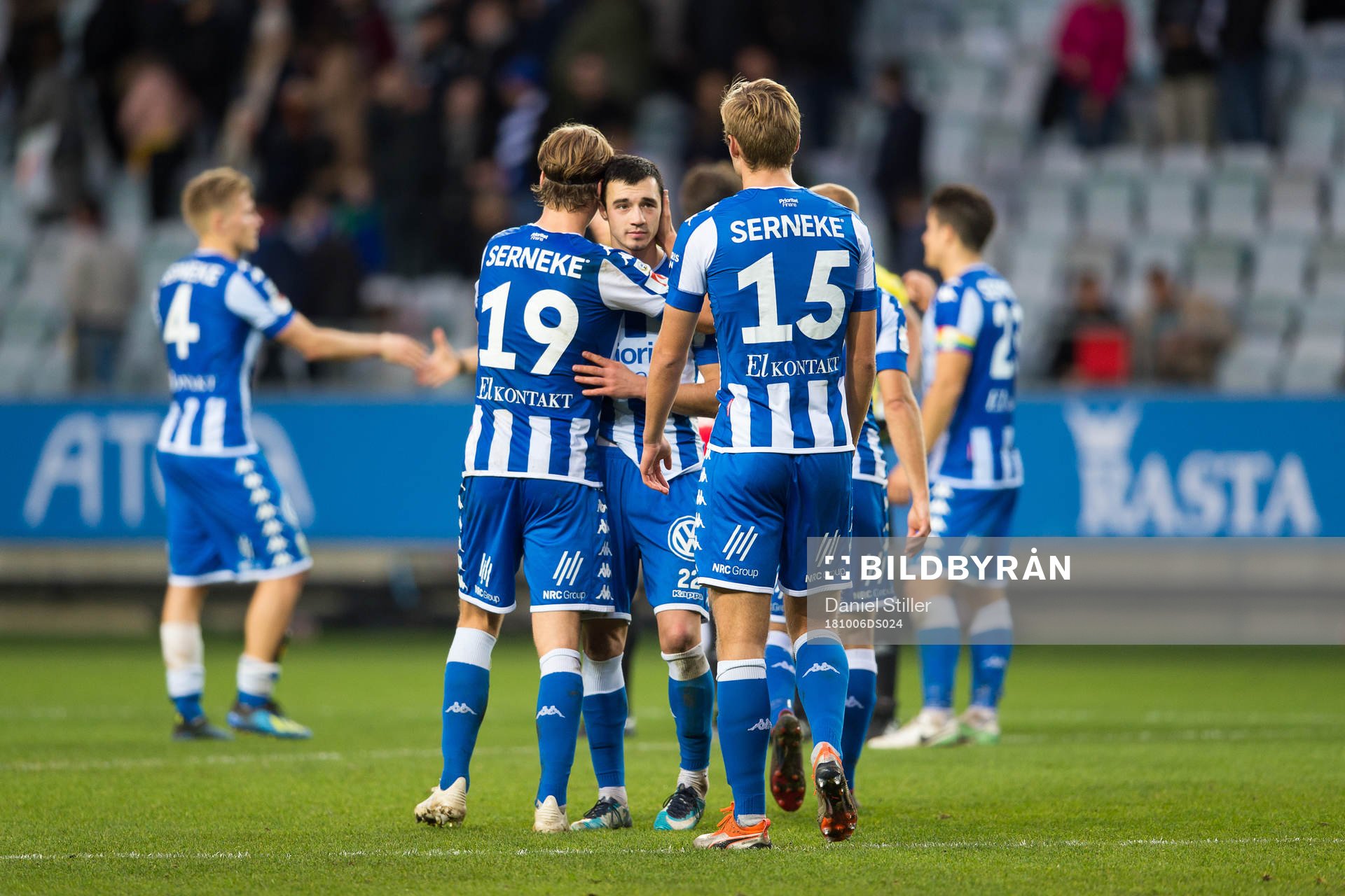 IFK Göteborgs August Erlingmark klappar om Giorgi Kharaishvili efter fotbollsmatchen i Allsvenskan mellan IFK Göteborg och Trelleborg den 6 oktober 2018 i Göteborg.