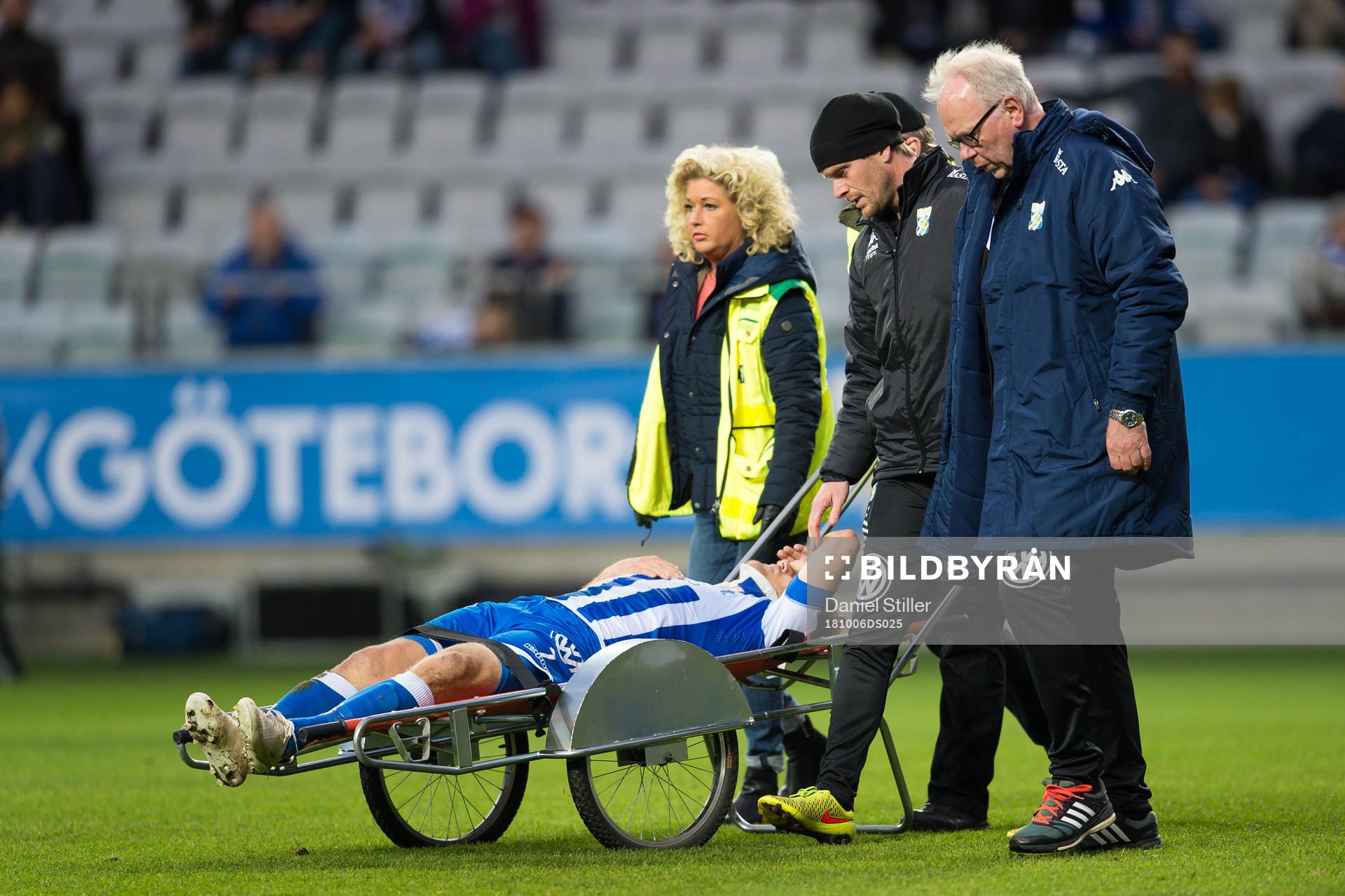 IFK Göteborgs Tobias Hysén körs ut på bår under fotbollsmatchen i Allsvenskan mellan IFK Göteborg och Trelleborg den 6 oktober 2018 i Göteborg.
