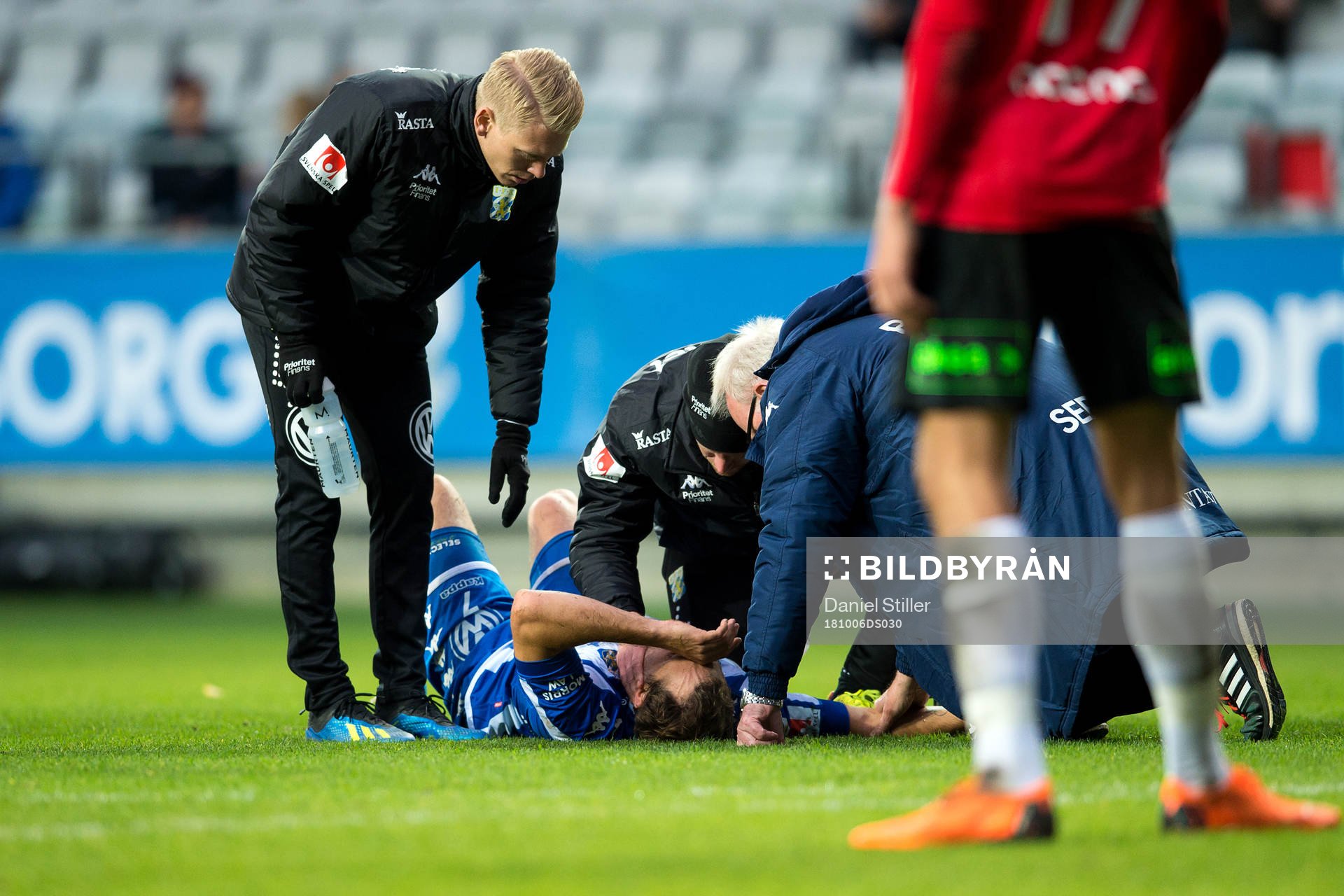 IFK Göteborgs Tobias Hysén ligger skadad under fotbollsmatchen i Allsvenskan mellan IFK Göteborg och Trelleborg den 6 oktober 2018 i Göteborg.