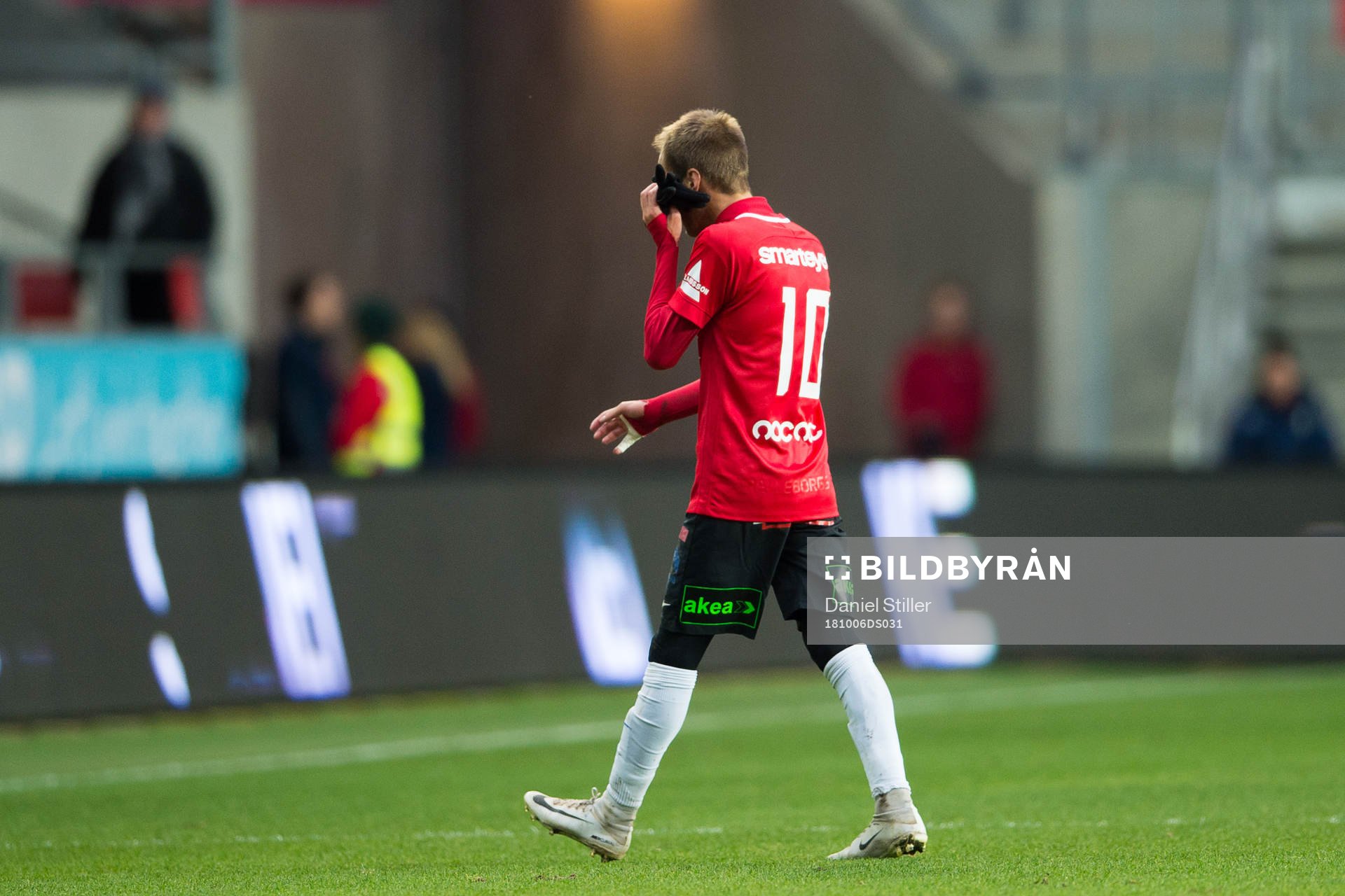 Trelleborgs Zoran Jovanovic får rött kort och lämnar planen under fotbollsmatchen i Allsvenskan mellan IFK Göteborg och Trelleborg den 6 oktober 2018 i Göteborg.