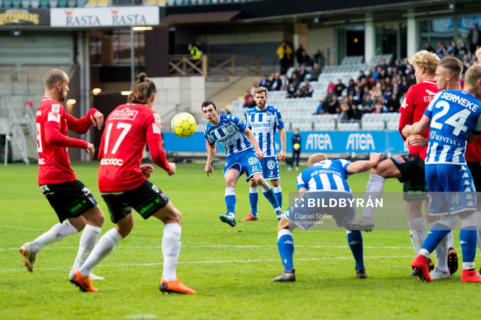 IFK Göteborgs Giorgi Kharaishvili slår en frispark under fotbollsmatchen i Allsvenskan mellan IFK Göteborg och Trelleborg den 6 oktober 2018 i Göteborg.