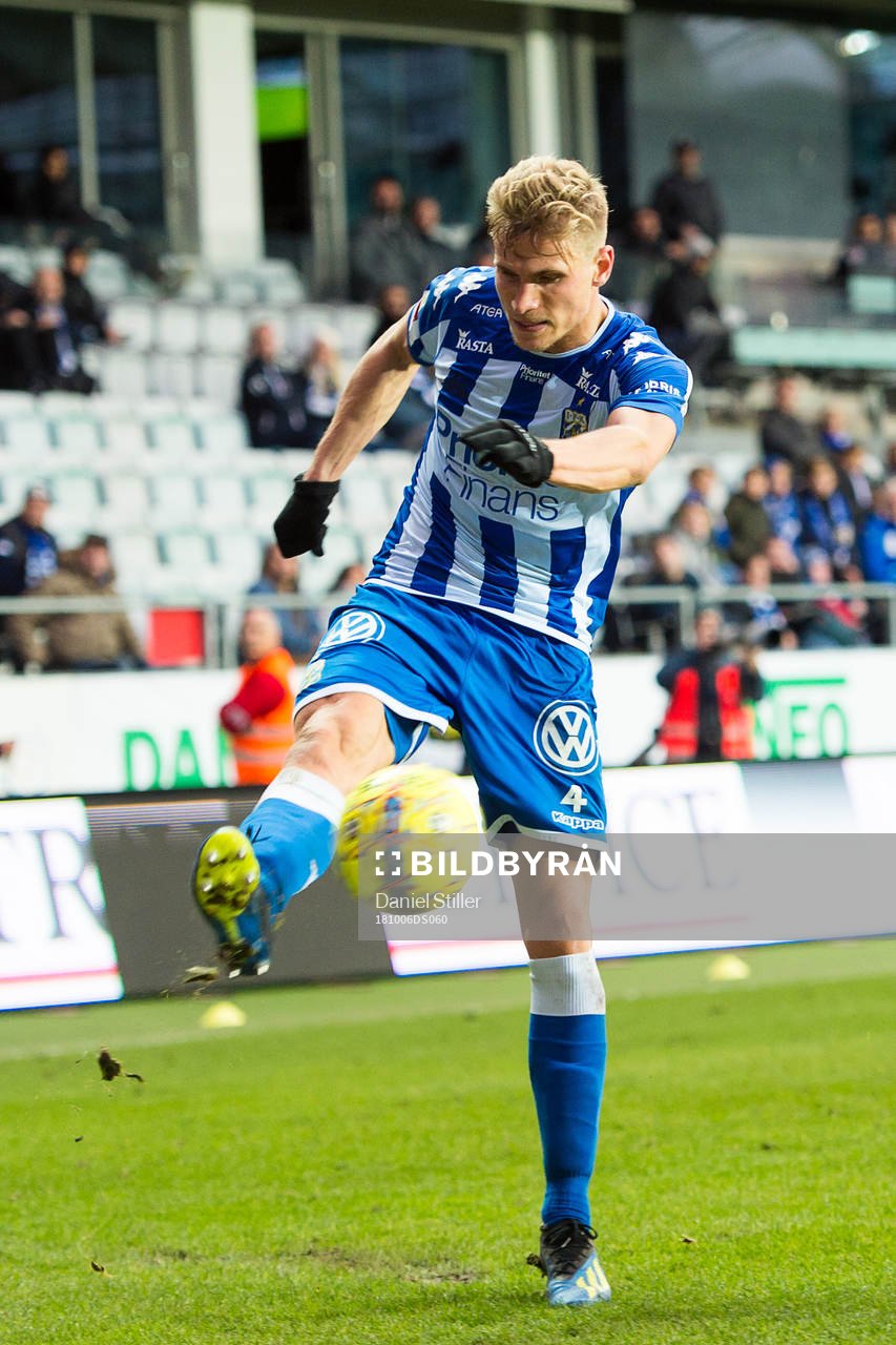 IFK Göteborgs Carl Starfelt under fotbollsmatchen i Allsvenskan mellan IFK Göteborg och Trelleborg den 6 oktober 2018 i Göteborg.