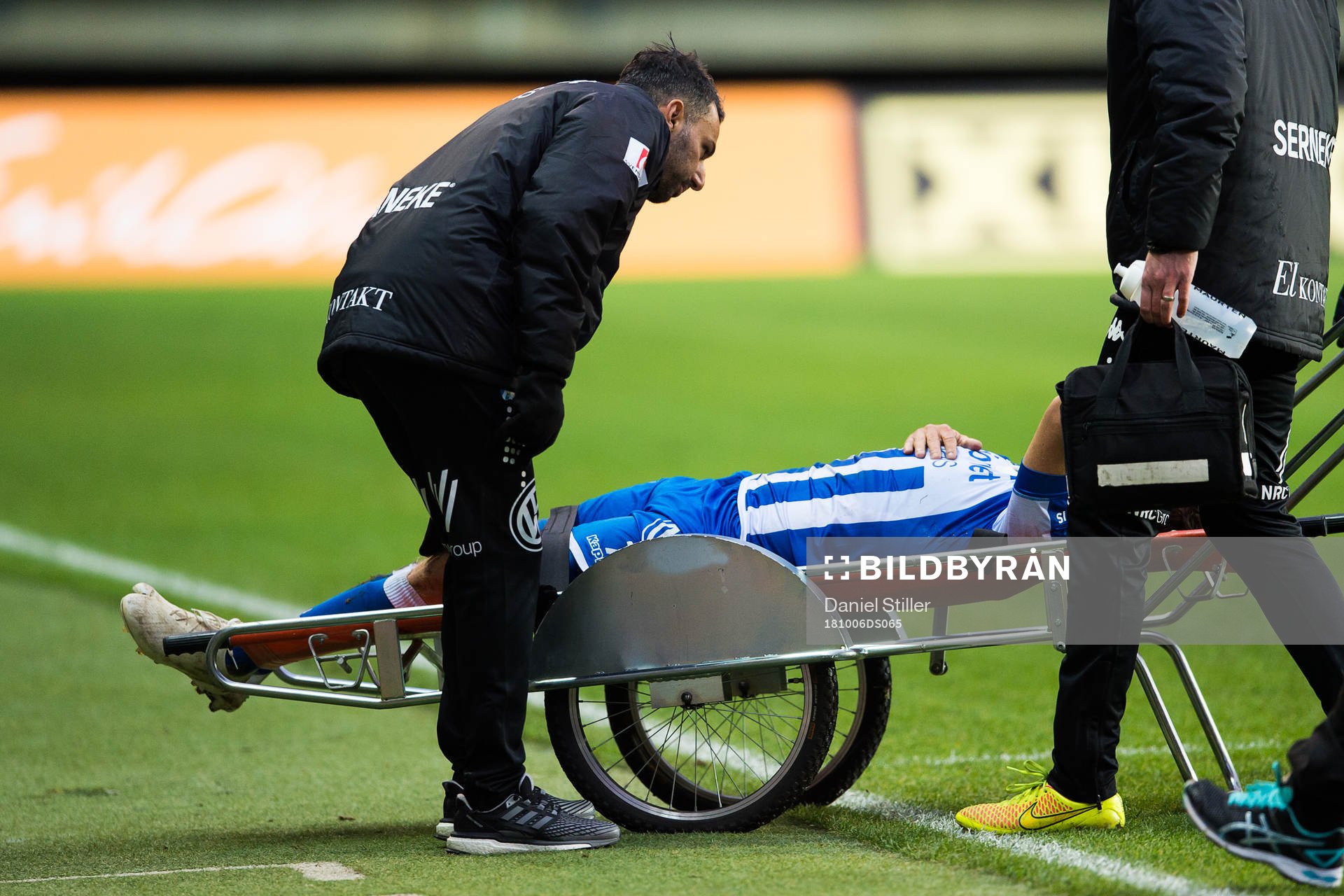 IFK Göteborgs tränare Poya Asbaghi klappar om Tobias Hysén som körs ut på bår under fotbollsmatchen i Allsvenskan mellan IFK Göteborg och Trelleborg den 6 oktober 2018 i Göteborg.