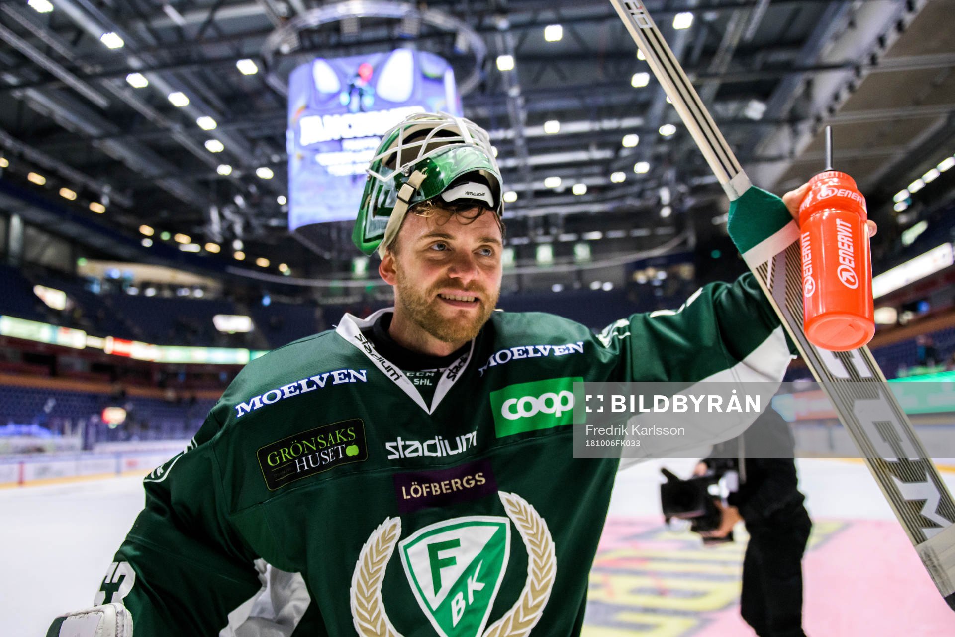 Färjestads målvakt Markus Svensson jublar och tackar