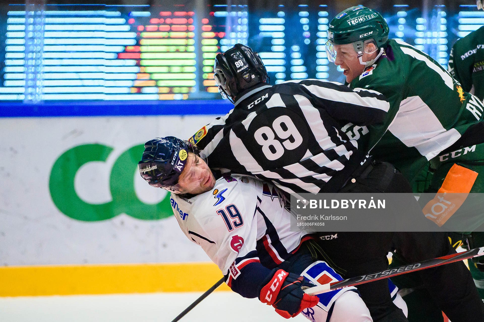 Färjestads Gustav Rydahl och Linköpings Joe Whitney i en