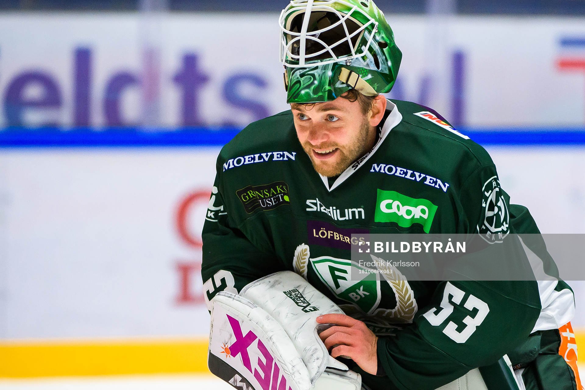 Färjestads målvakt Markus Svensson jublar