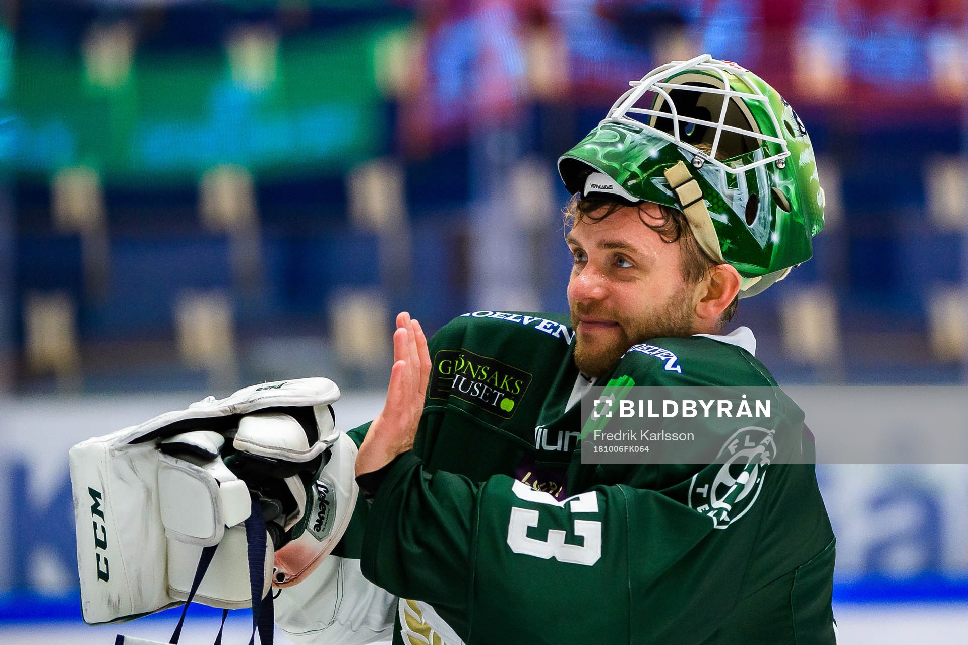 Färjestads målvakt Markus Svensson jublar
