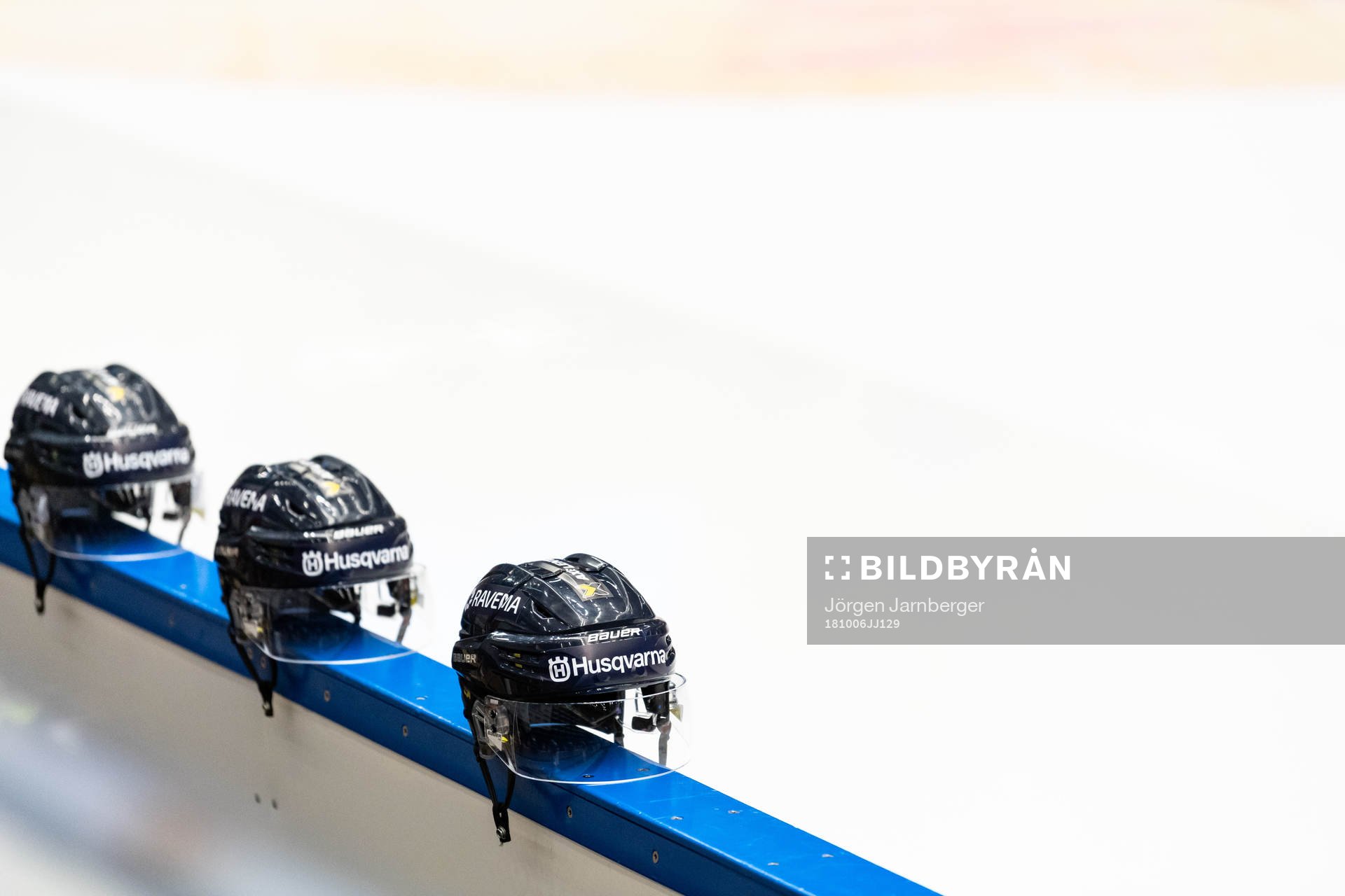 Ishockeyhjälmar på sargen