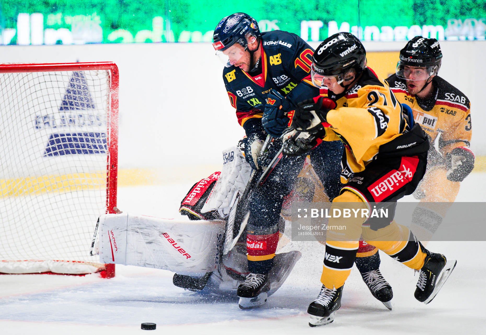 Djurgårdens Niclas Bergfors kolliderar med Luleås