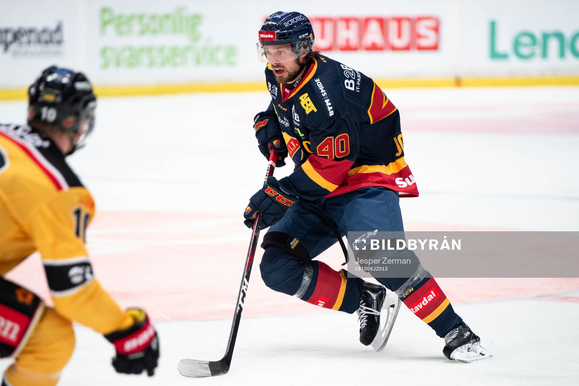 Djurgårdens Jacob Josefson med pucken