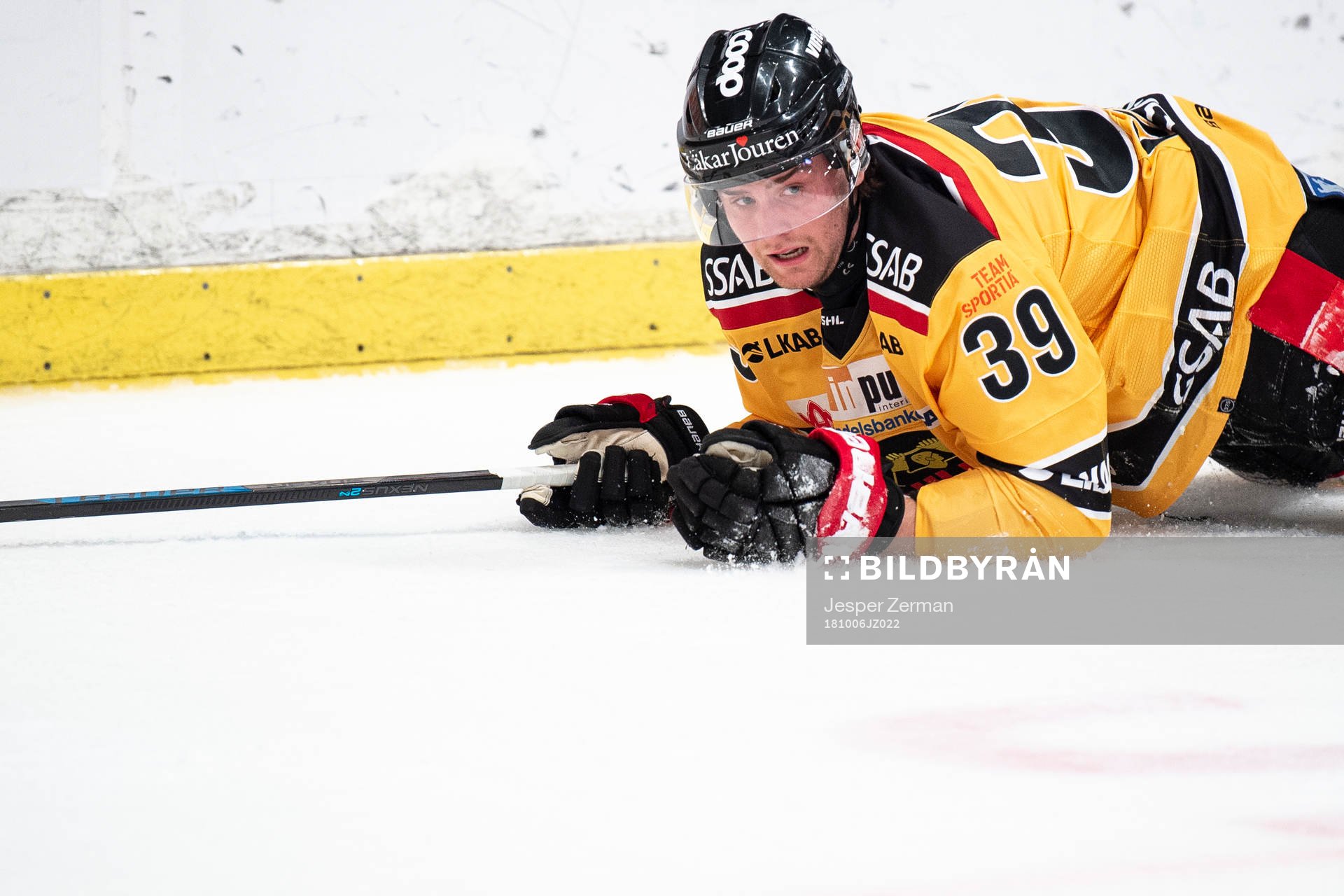 Luleås Pontus Själin liggandes på isen