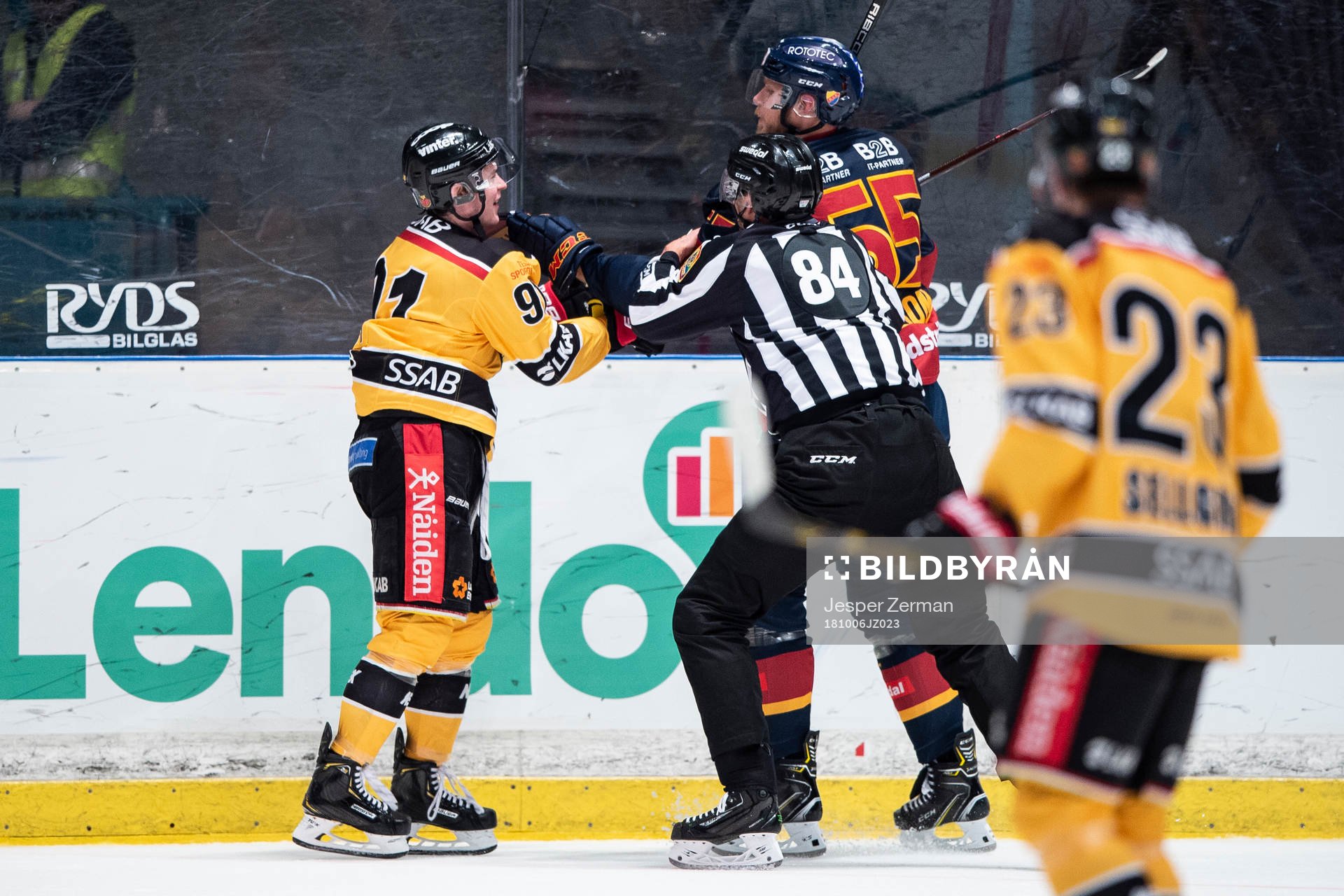 Luleås Austin Farley i slagsmål med Djurgårdens