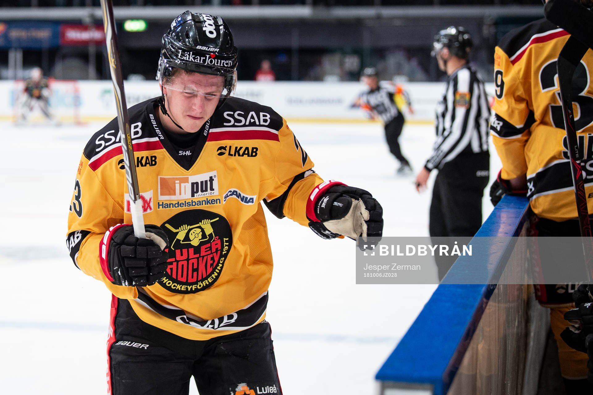 Luleås Jesper Sellgren åker av isen i smärtor