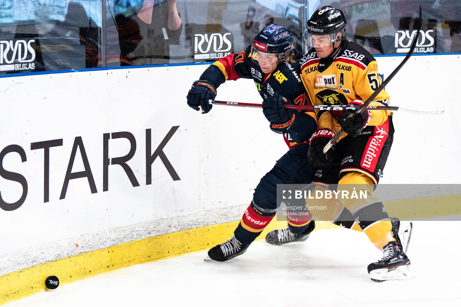 Djurgårdens Marcus Davidsson i en närkamp längs sargen